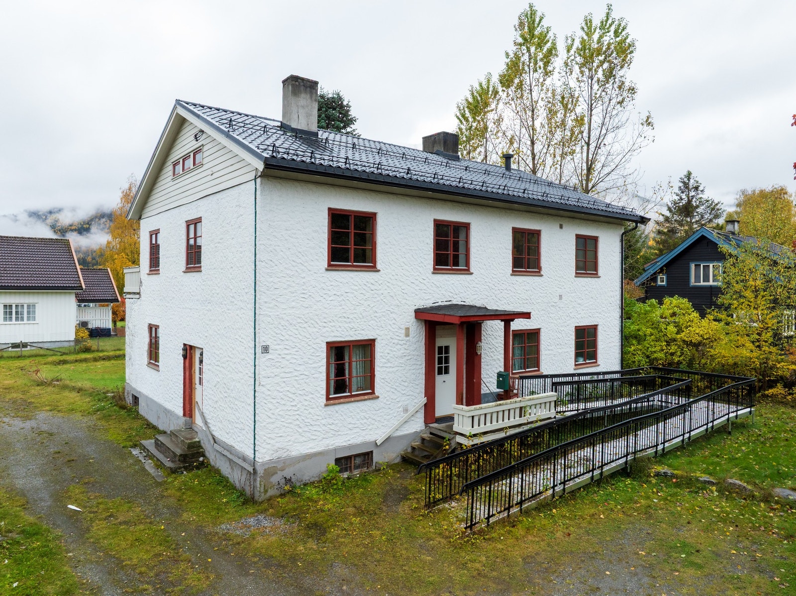 Bygningen går over to fulle etasjer, i tillegg til bruksvennlig kjeller og lagerloft. Galleribilde