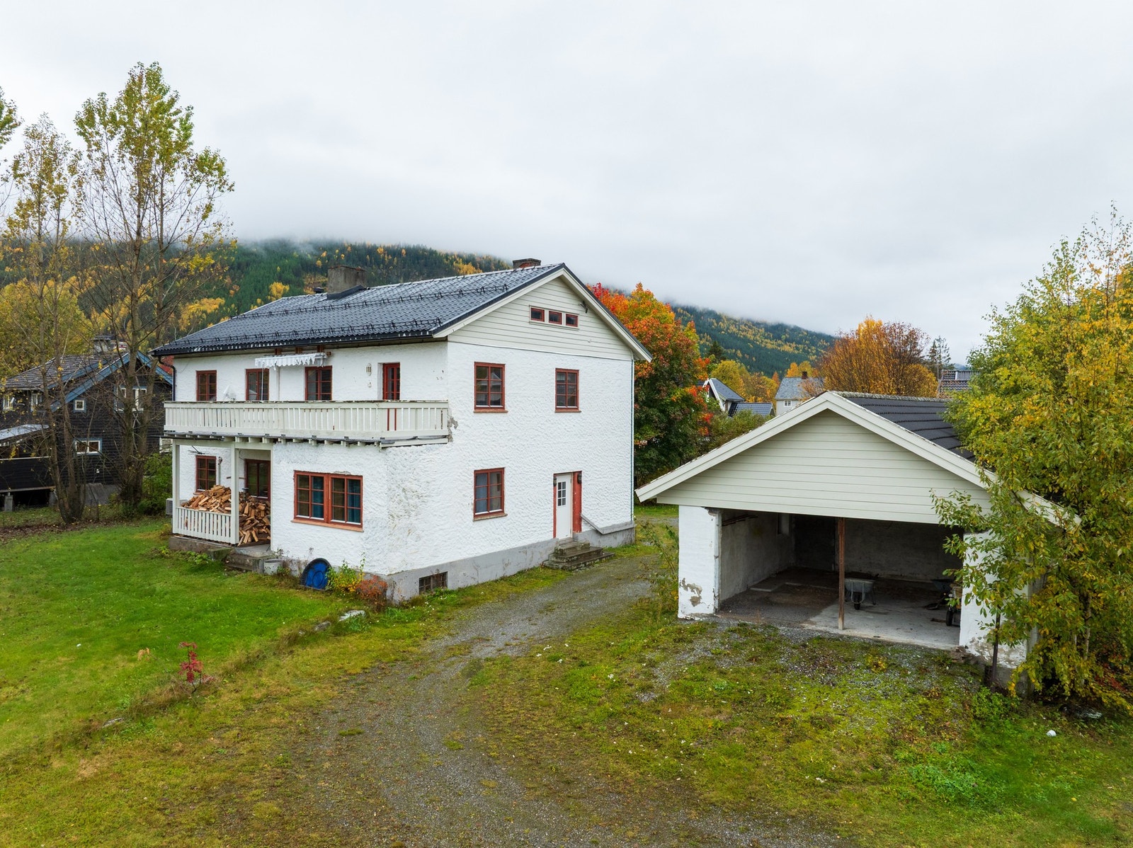 God plass på gårdsplassen - fire garasjeplasser. Galleribilde