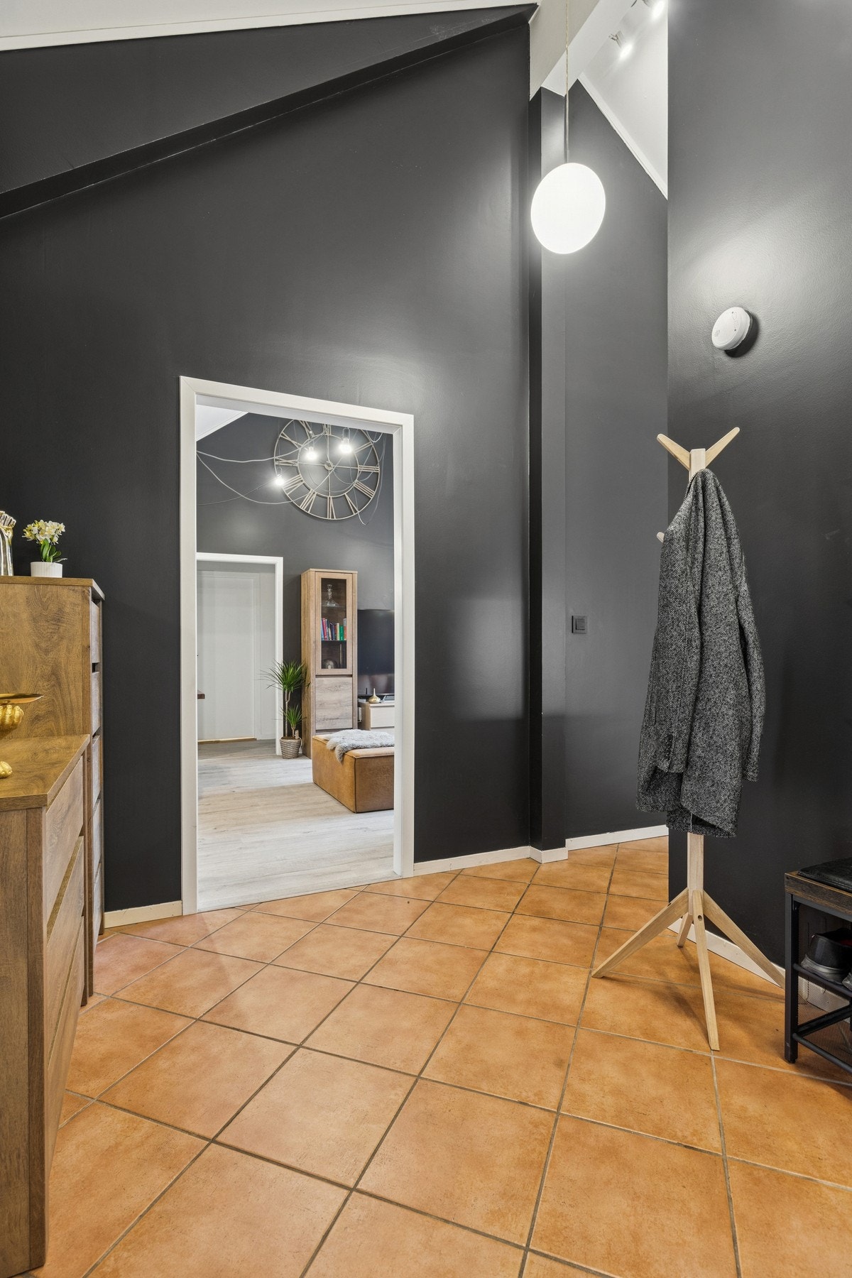 Gulvet er flislagt - praktisk for både rengjøring og bruk gjennom alle årstider. Galleribilde