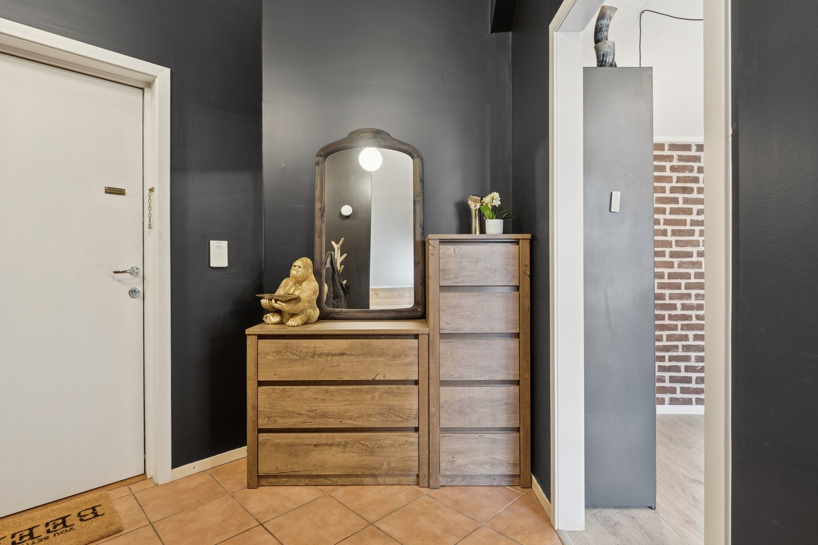Leiligheten ønsker deg velkommen inn i en romslig og innbydende entré. Galleribilde