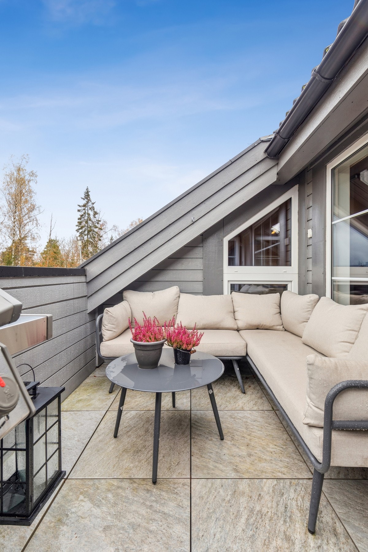 Balkongen på 7 kvm vender mot sørvest og gir gode solforhold. Galleribilde