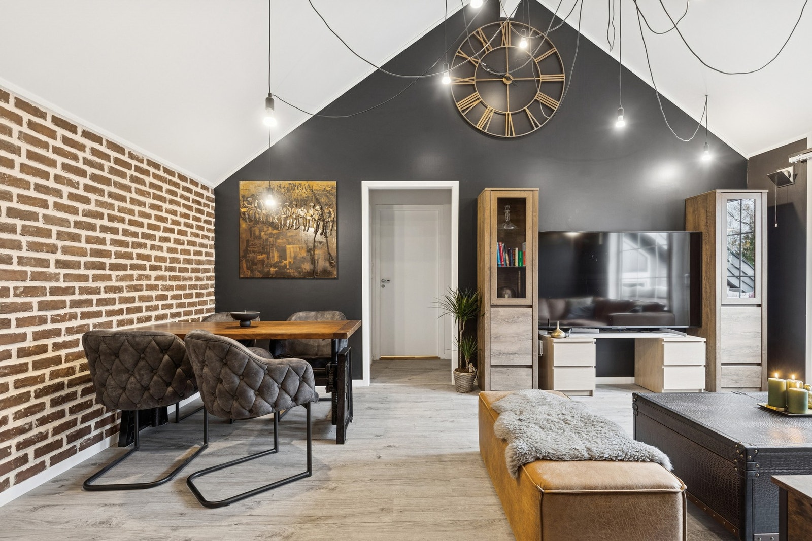 Paradevegen 2 ligger sentralt og attraktivt til på Sand i Ullensaker kommune - et rolig og veletablert boligområde med kort vei til det meste av servicetilbud. Galleribilde