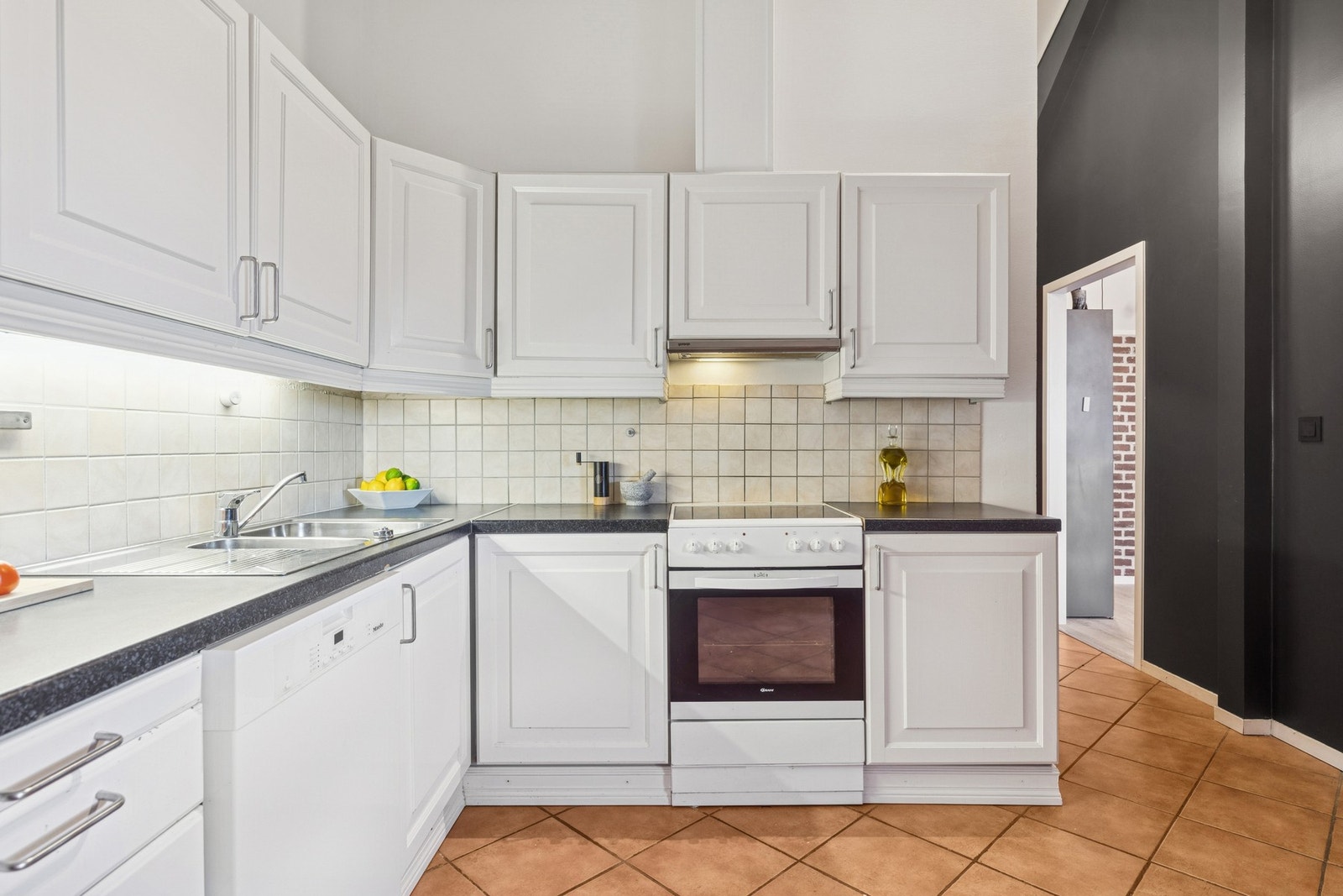 Kjøkkenet er lyst og romslig med klassiske, profilerte fronter i hvitt som gir et tidløst uttrykk. Galleribilde