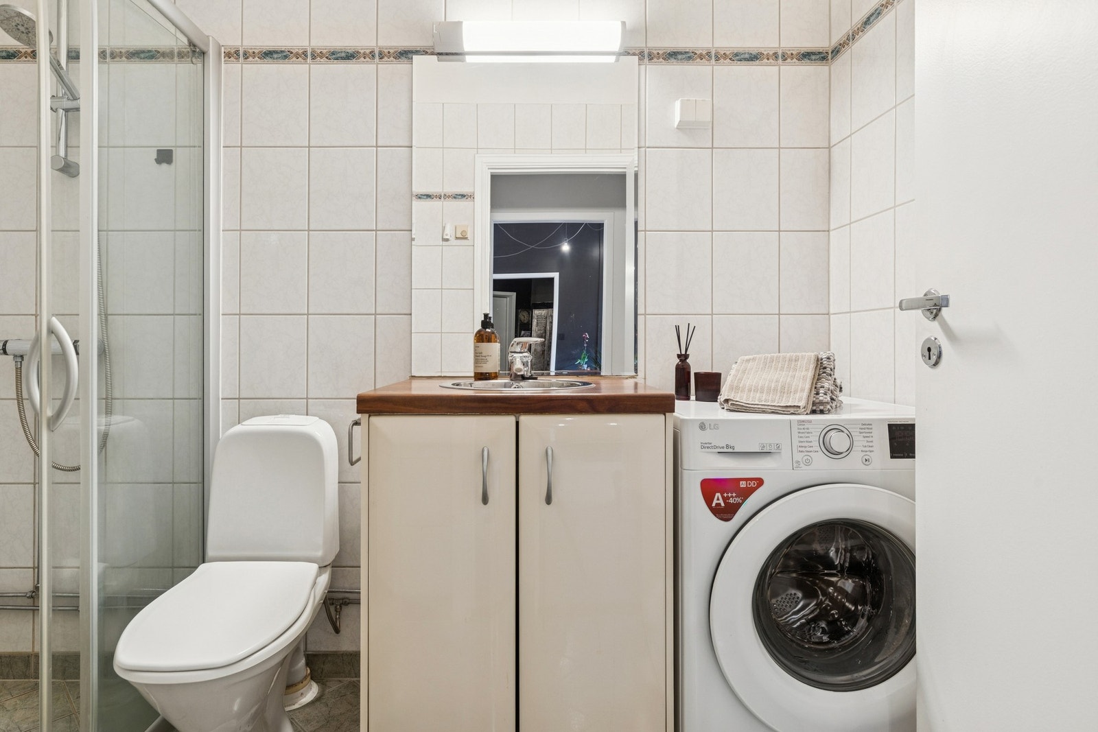 Funksjonelt bad med flislagte overflater og varme i gulvet. Galleribilde