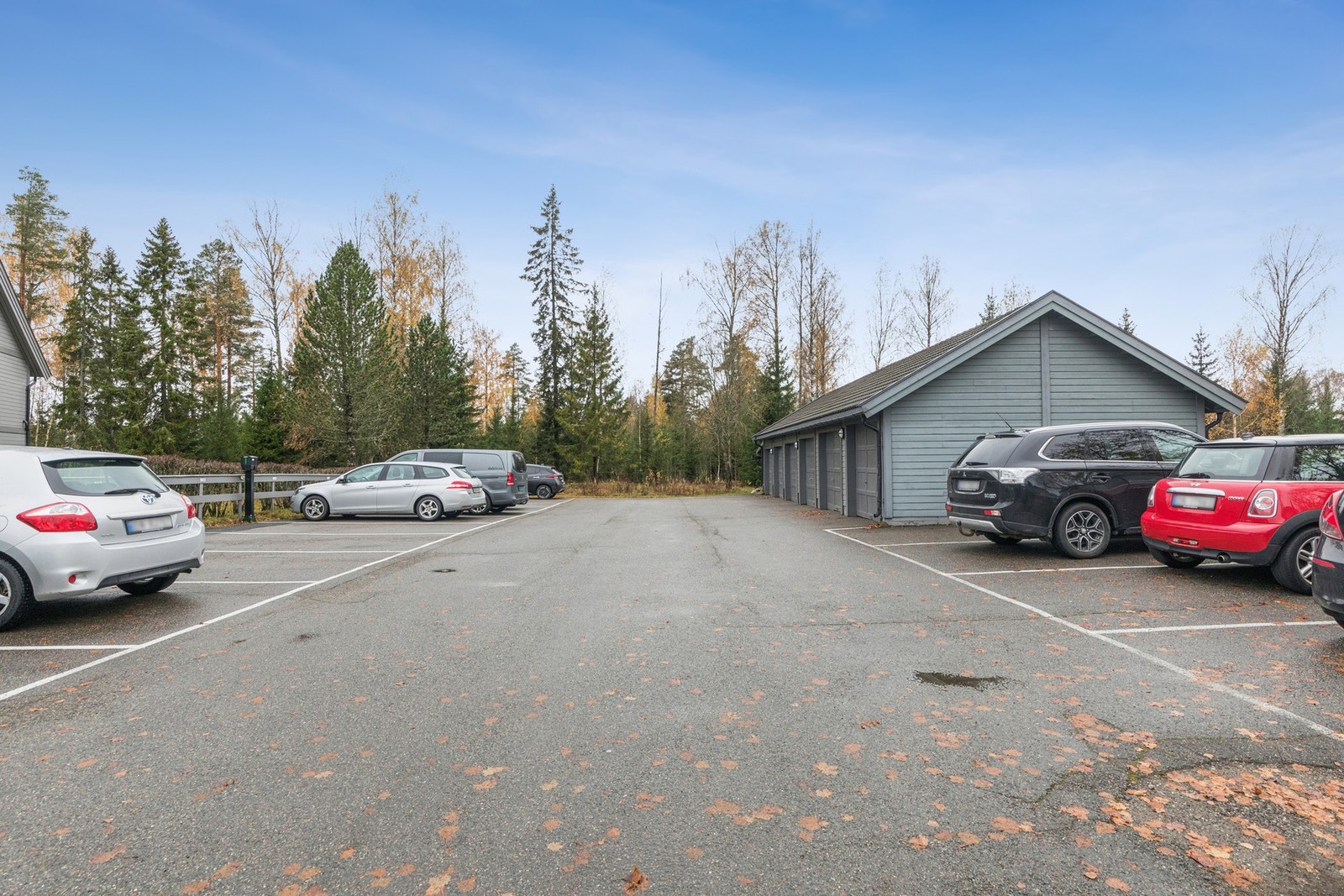 Leiligheten disponerer en biloppstillingsplass på felles parkeringsplass utenfor bygningen. Galleribilde