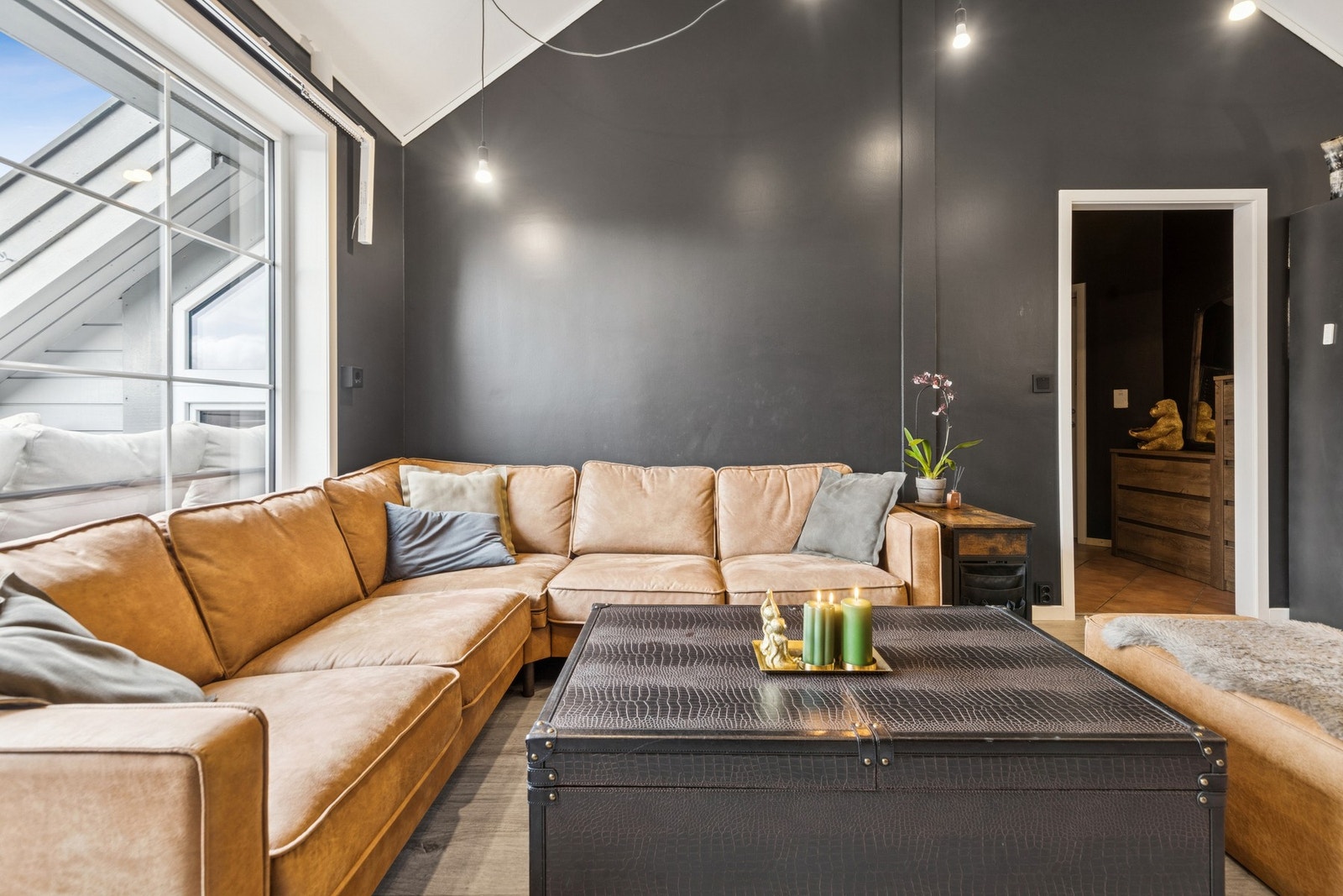 Stuen har meget flott takhøyde, som gir et luftig og delikat preg. Galleribilde