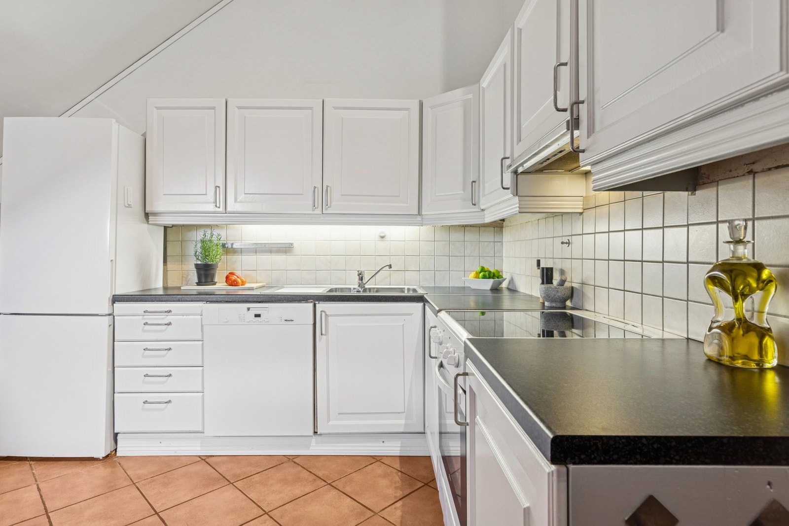 Den gode arbeidsflaten og praktiske vinkelløsningen gjør rommet både effektivt og funksjonelt. Galleribilde