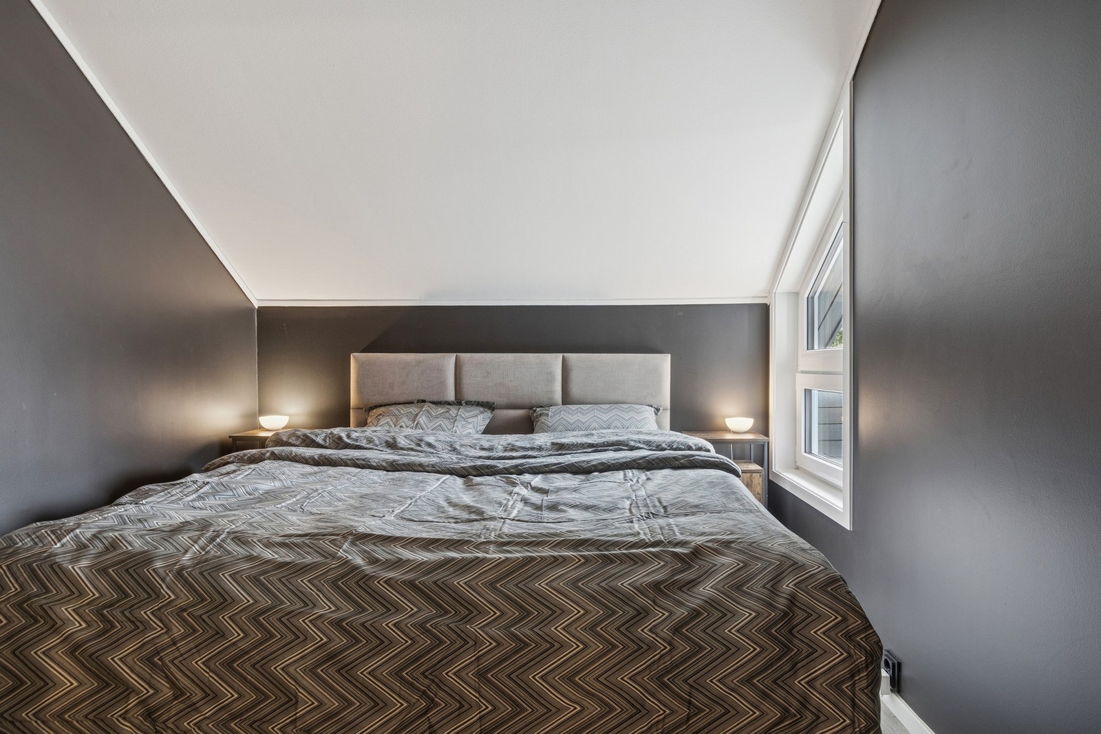 Rommet har plass til dobbeltseng og nattbord. Galleribilde