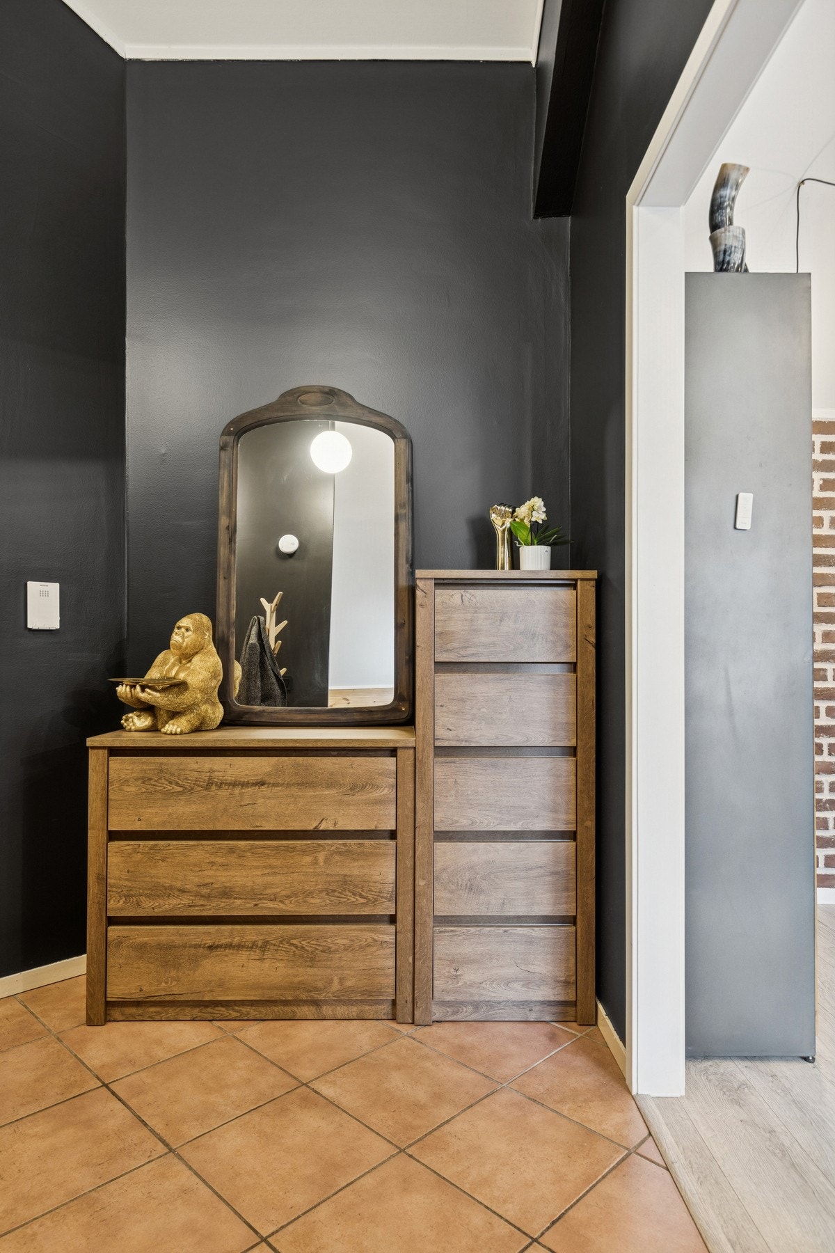 Her er det plass til både kommode, speil og knagger for yttertøy, samtidig som rommet føles luftig og ryddig. Galleribilde