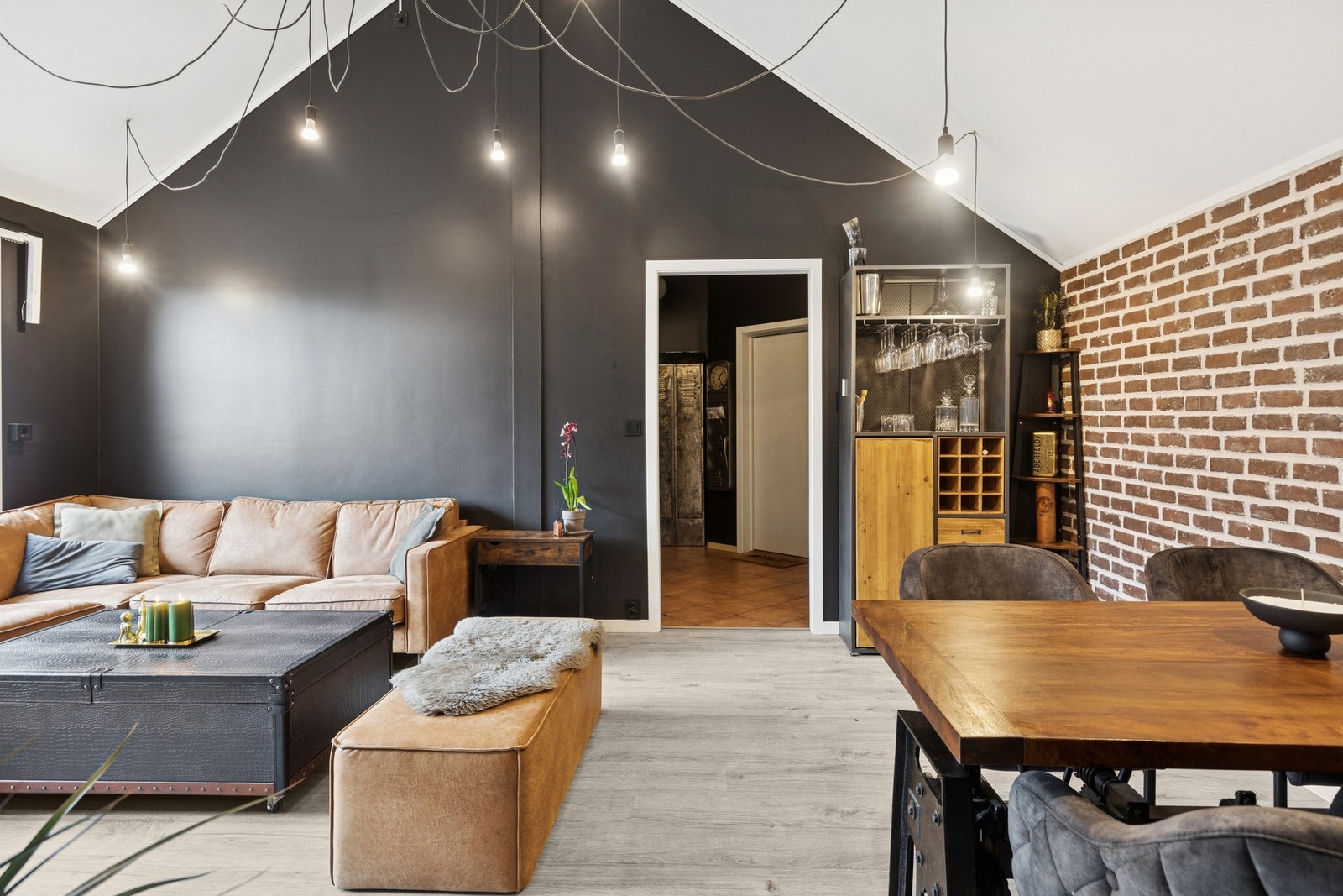 Leilighetens hjerte er den romslige og stilfulle stuen med skråtak, store vindusflater og utgang til en solrik balkong. Galleribilde