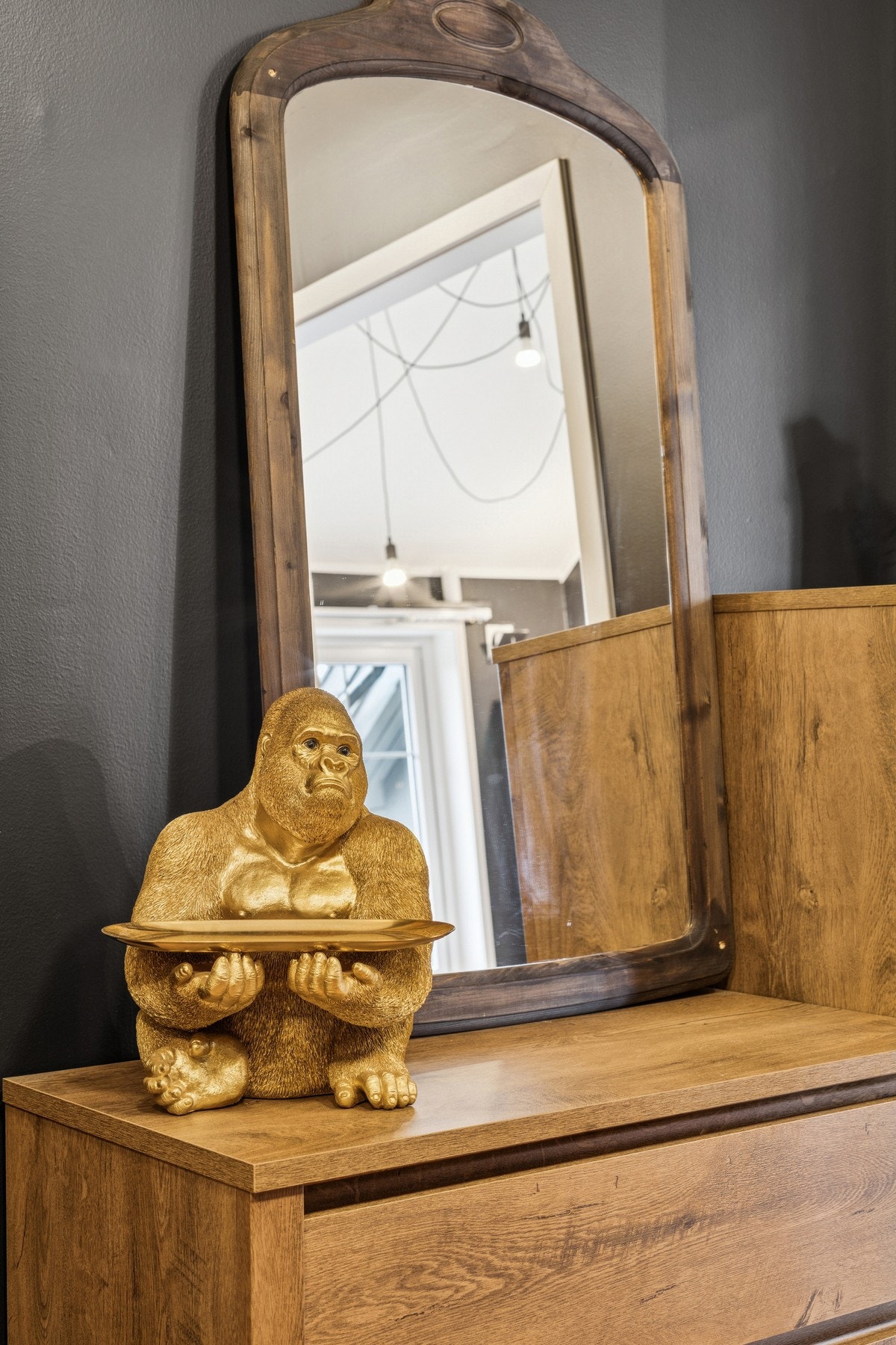 Entréen har god takhøyde og stilrene mørke vegger som gir et moderne uttrykk. Galleribilde