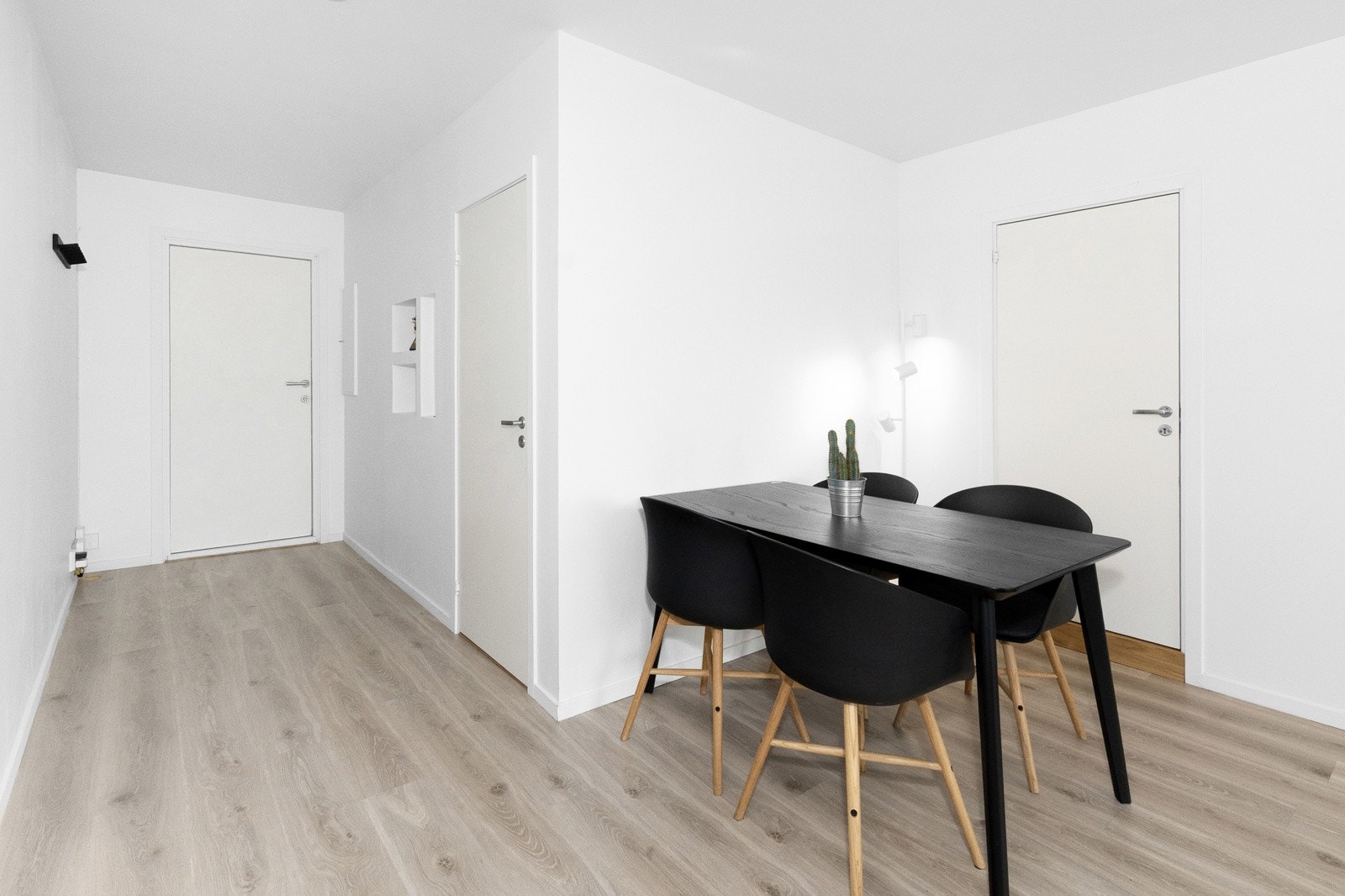 Det er pene, lyse og moderne overflater i leiligheten Galleribilde