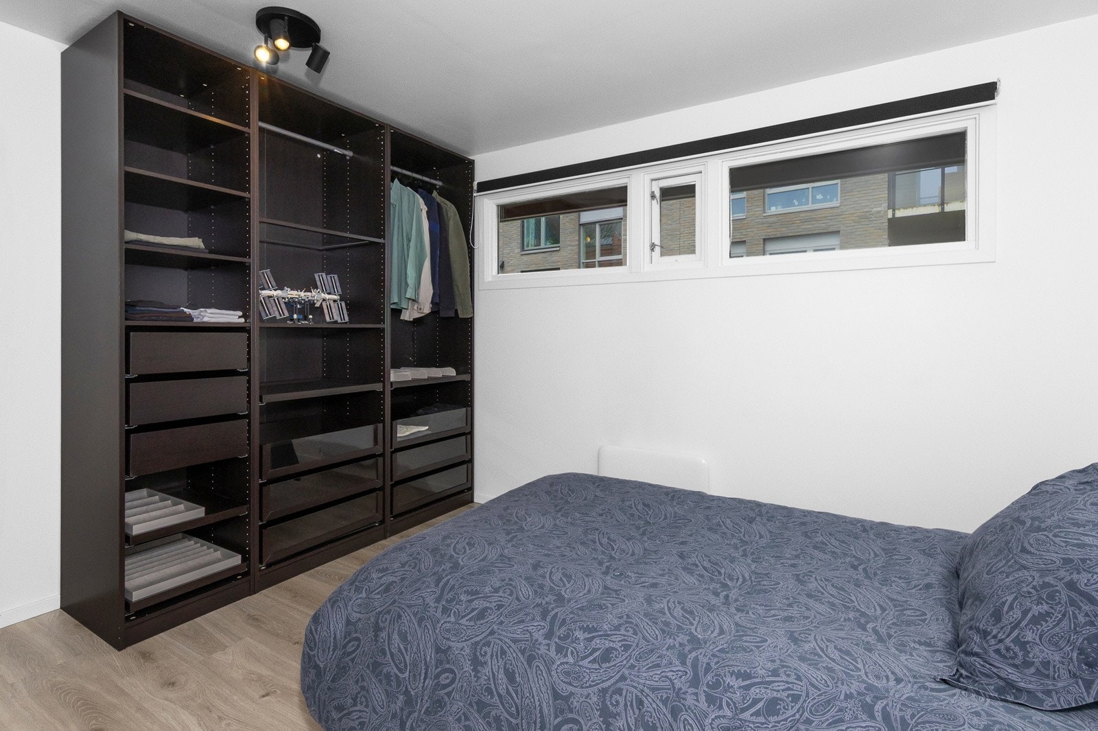 Det er romslig garderobeskap på soverommet som medfølger Galleribilde