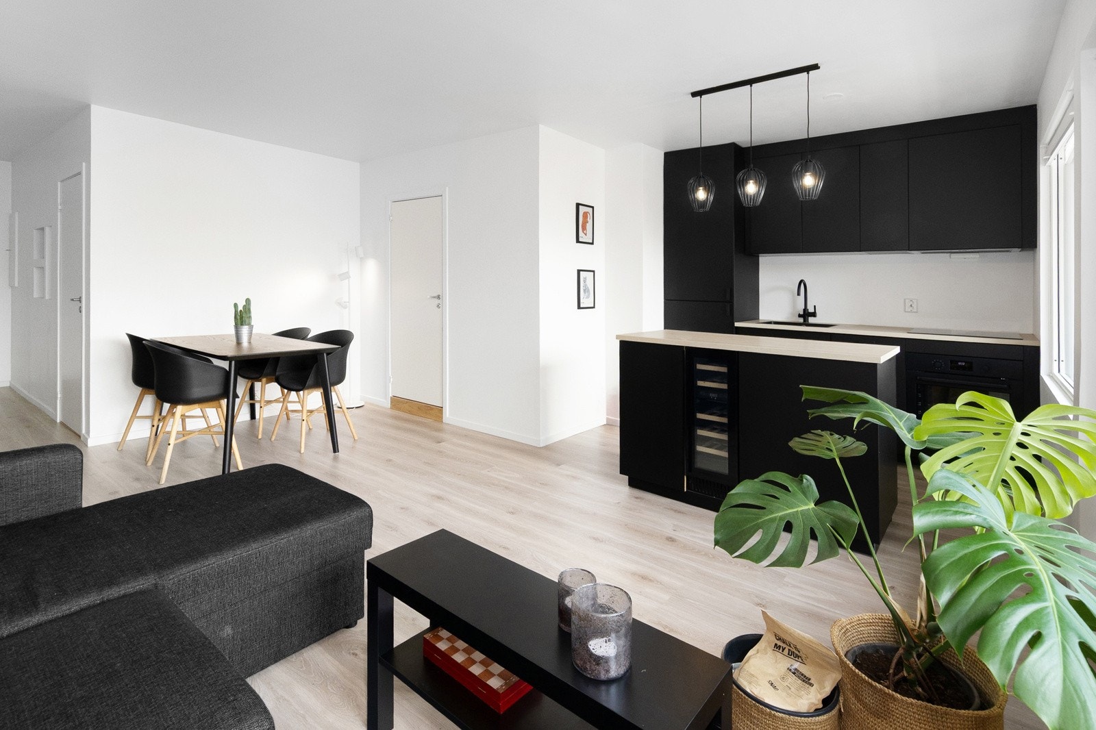 Kjøkkenet har kjøkkenøy med avkjølt vinskap Galleribilde