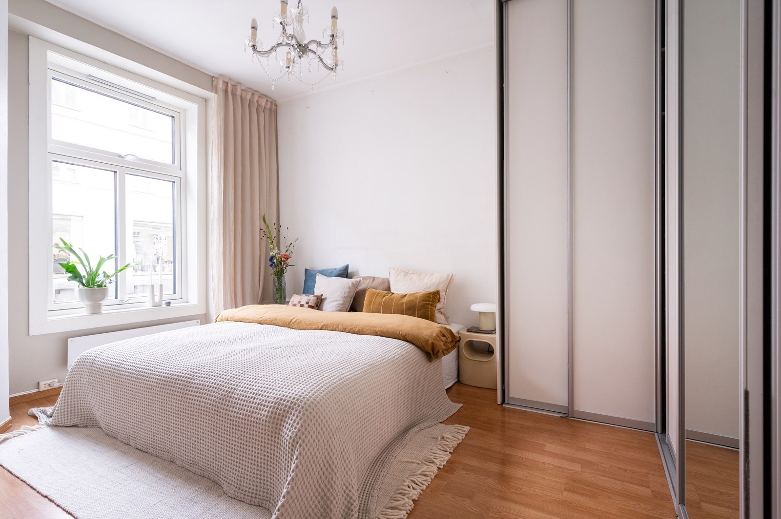 Romslig hovedsoverom med god plass til dobbeltseng og nattbord. Galleribilde