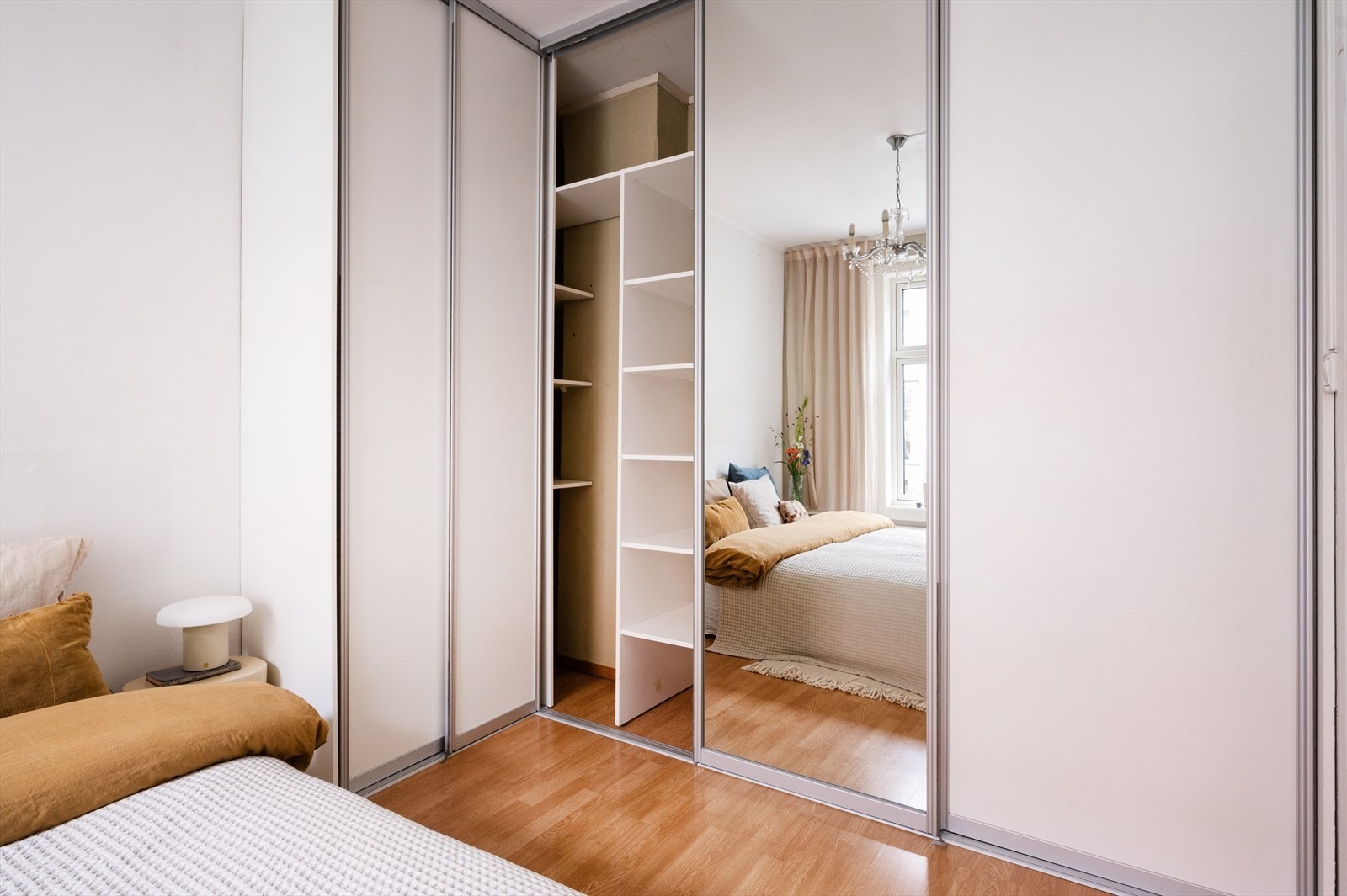 Stor, praktisk skyvedørsgarderobe gir rikelig med oppbevaringsplass og medfølger. Galleribilde
