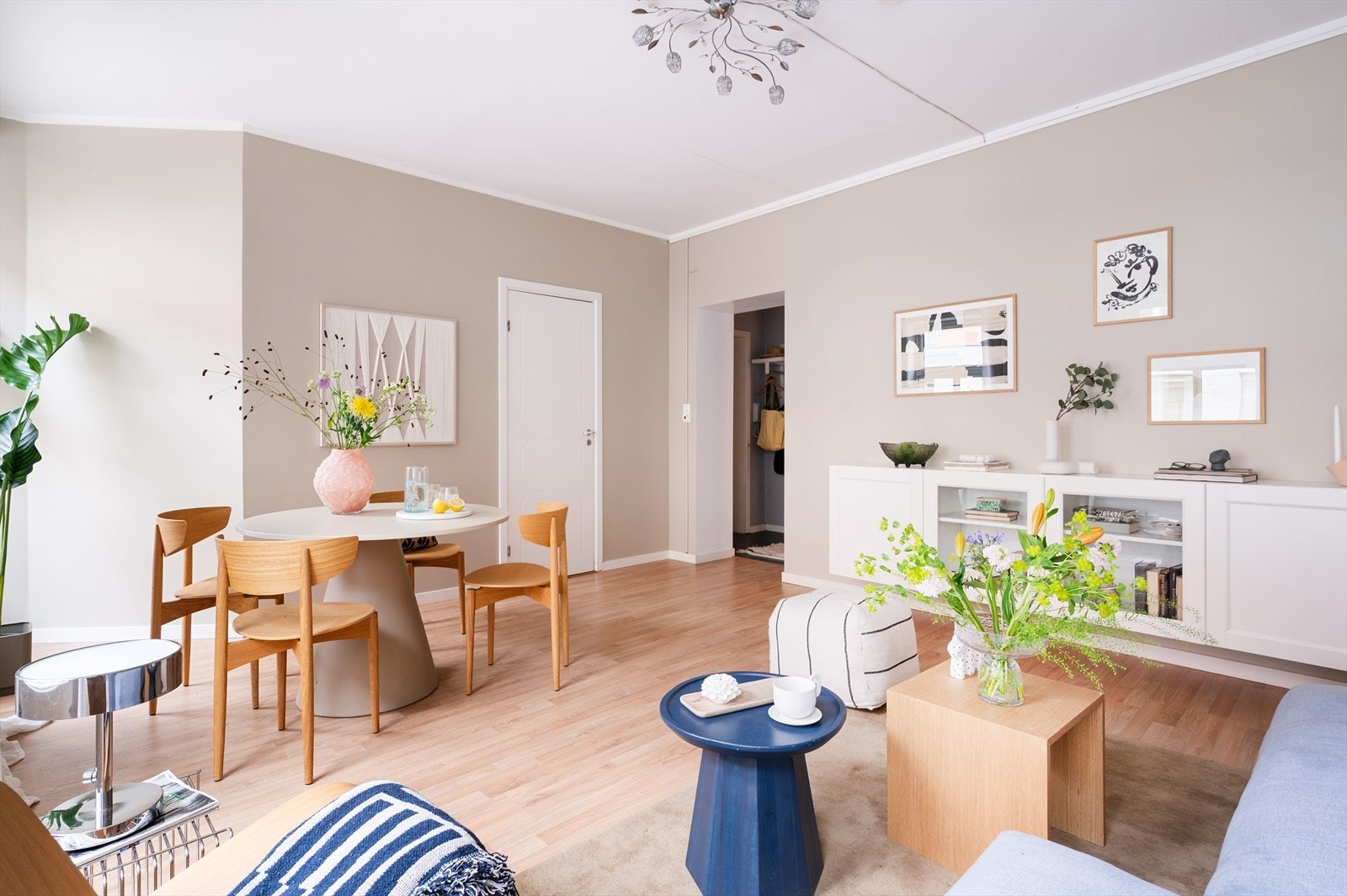 Her er det god plass til både en innbydende sofagruppe og en trivelig spiseplass. Galleribilde