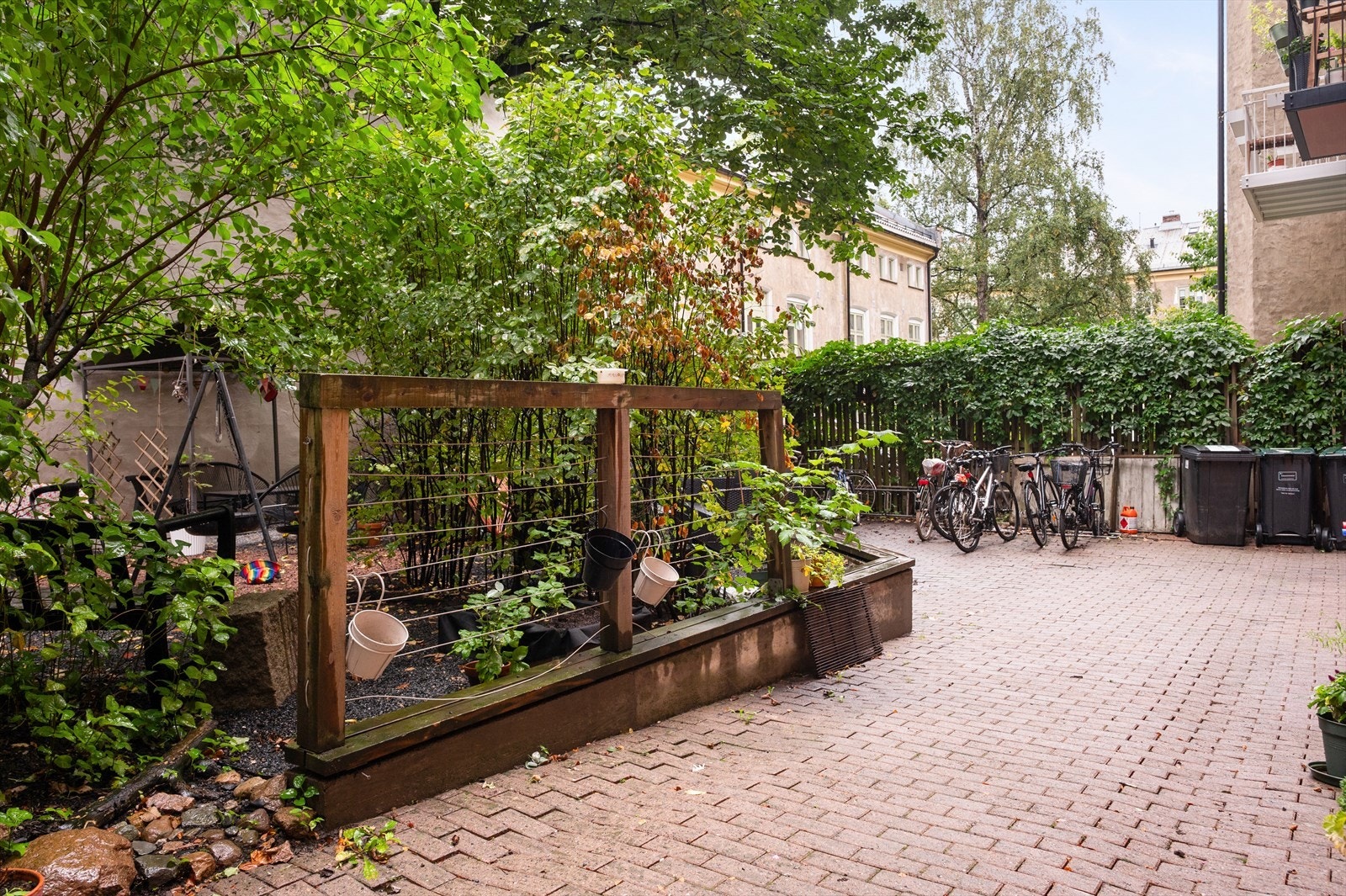 Indre gårdsrom er svært pent opparbeidet med både sittegrupper og sykkelparkering. Galleribilde