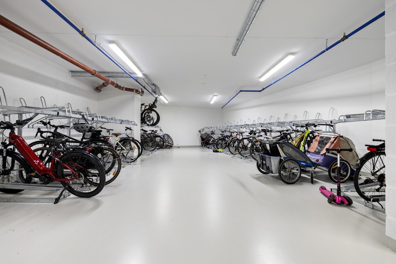 Det er tilrettelagt for trygg og praktisk sykkelparkering. Galleribilde