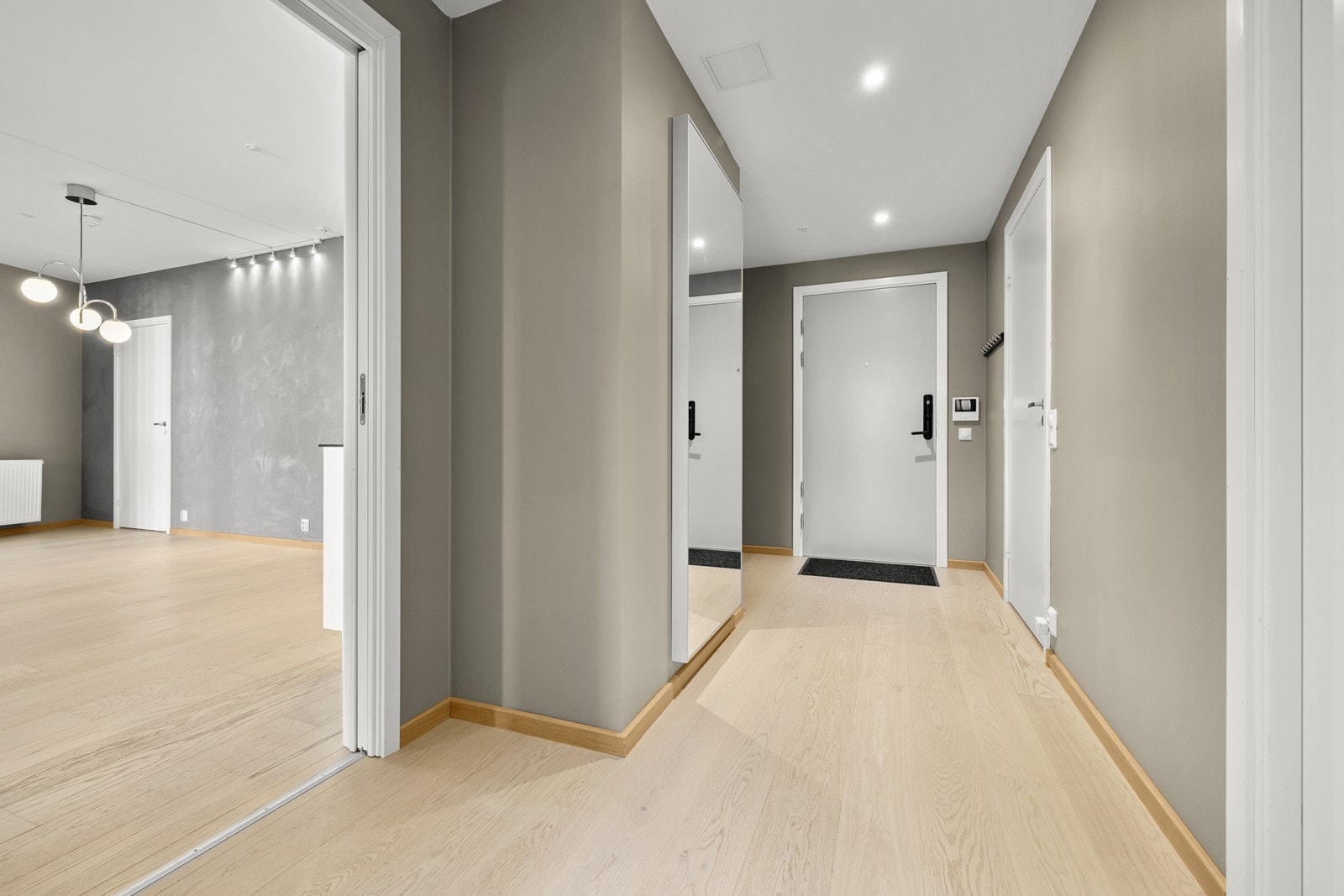 Lys entré med malte overflater og parkett på gulv. Mulighet for oppheng av yttertøy og plassering av sko. Downlights i tak. Galleribilde