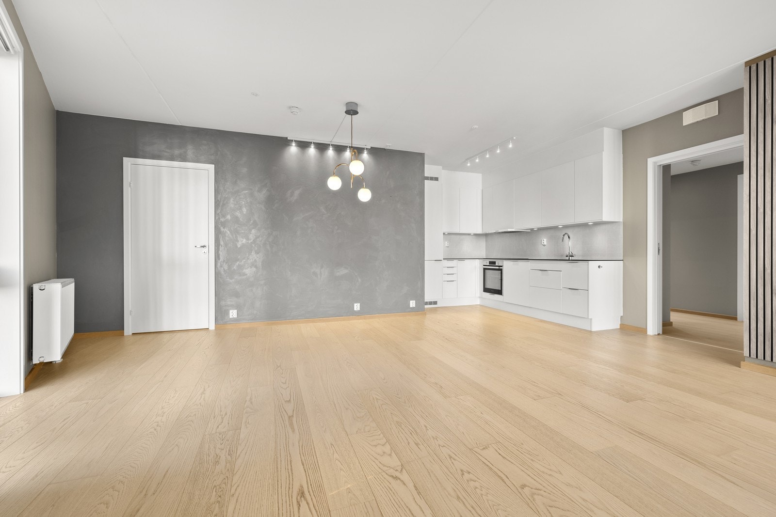 Innredningen er klassisk med hvite, slette fronter, laminat benkeplate og flislagt sprutsone. Galleribilde