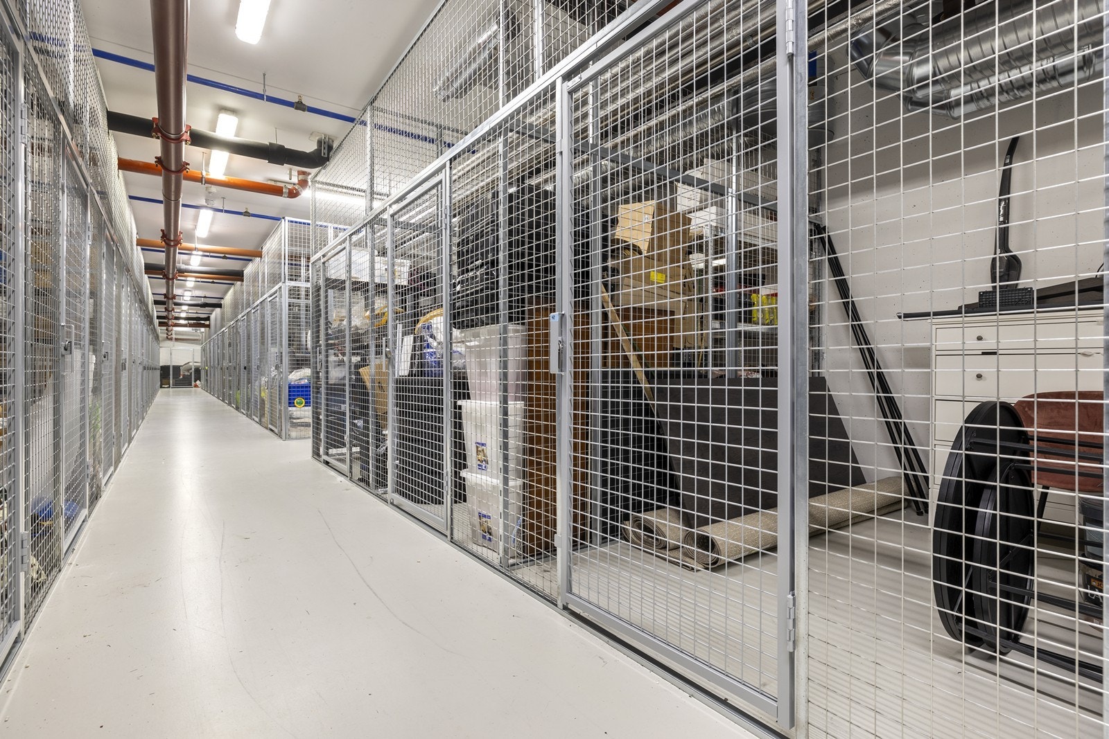 For lagring disponerer leiligheten to boder i kjelleren, hver på 5 m². Galleribilde