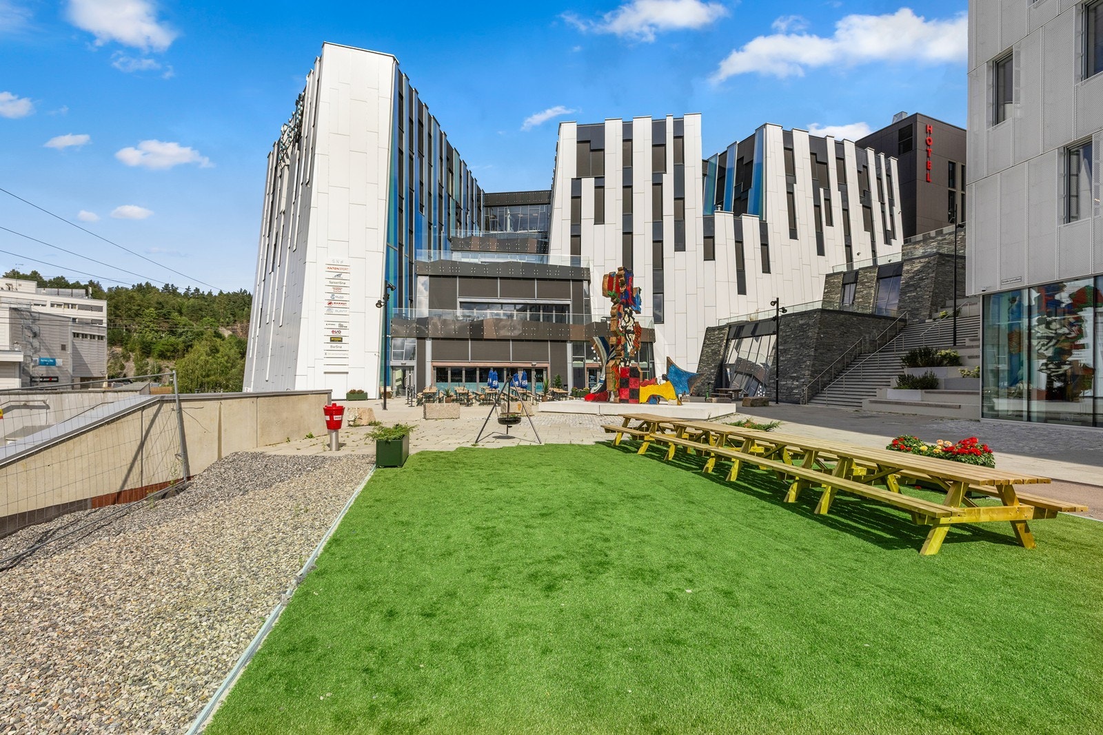 SNØ er et unikt anlegg som tilbyr alt fra alpint og langrenn til klatring og servering og ligger rett ved siden av leiligheten! Galleribilde