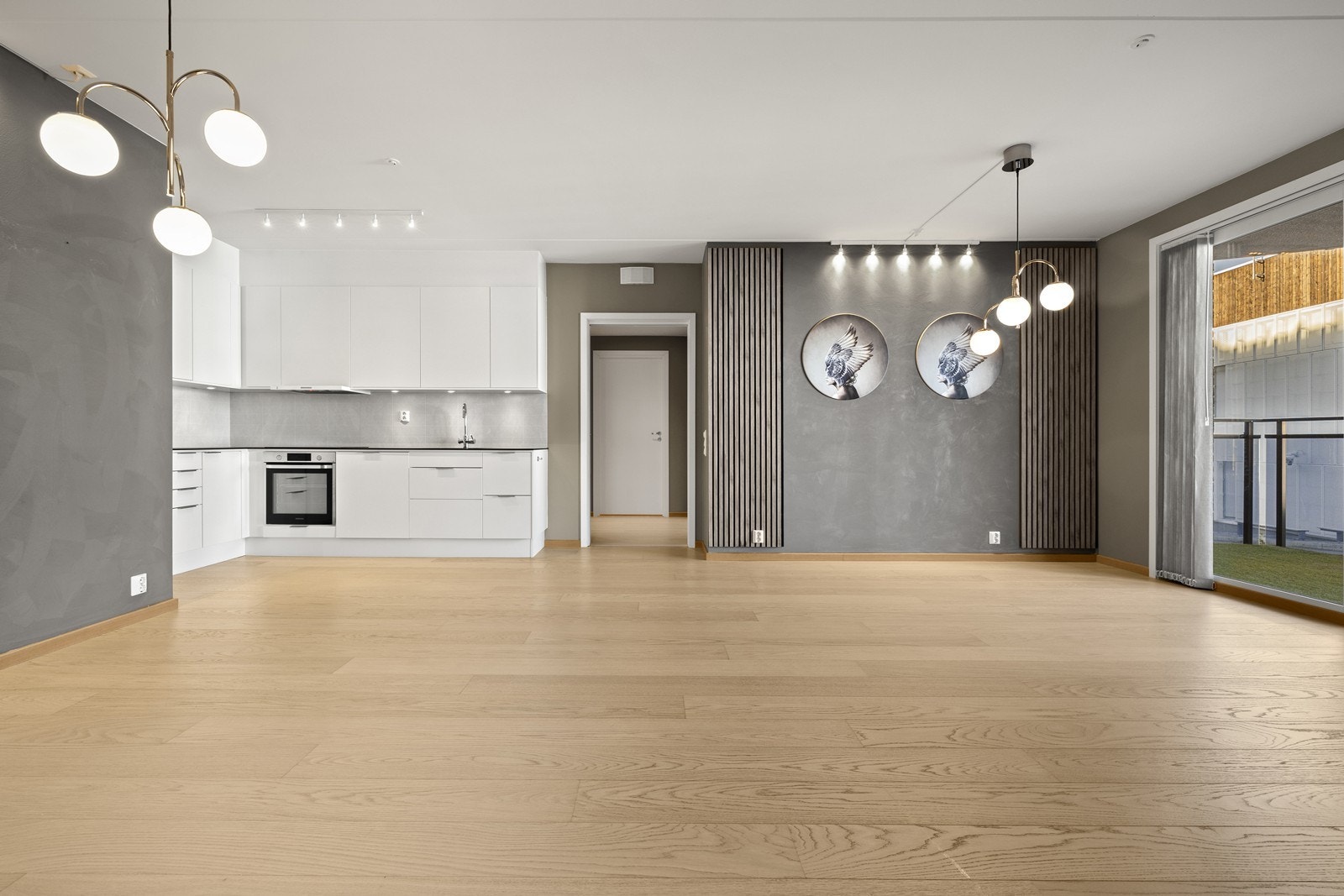 Malte overflater, spiledetaljer og parkett på gulv. Galleribilde