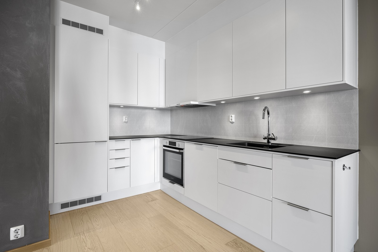 Detaljer som takhøye overskap og belysning i underkant. Galleribilde