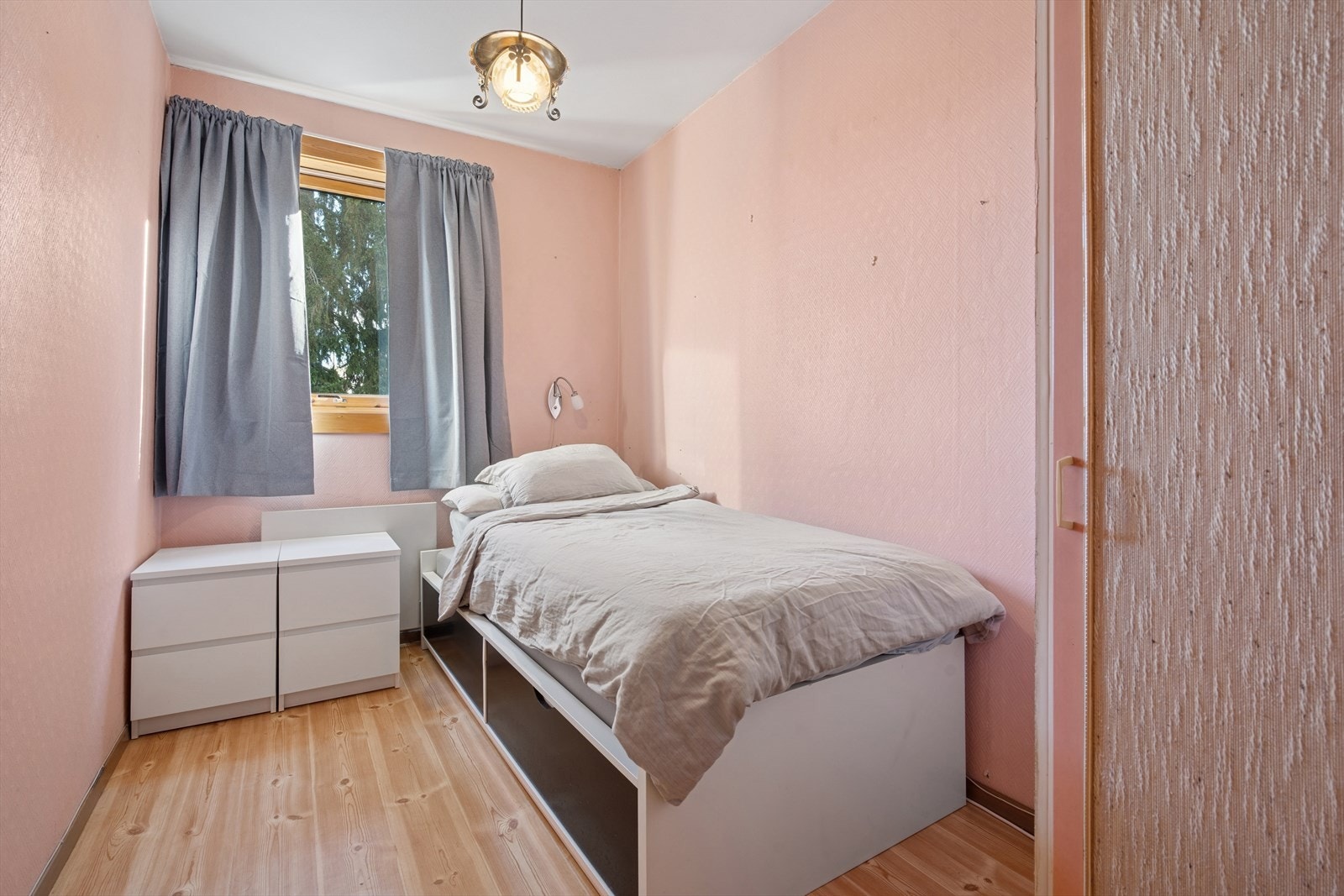 Soverom II er av god størrelse med plass til en seng, nattbord og kommode. Galleribilde