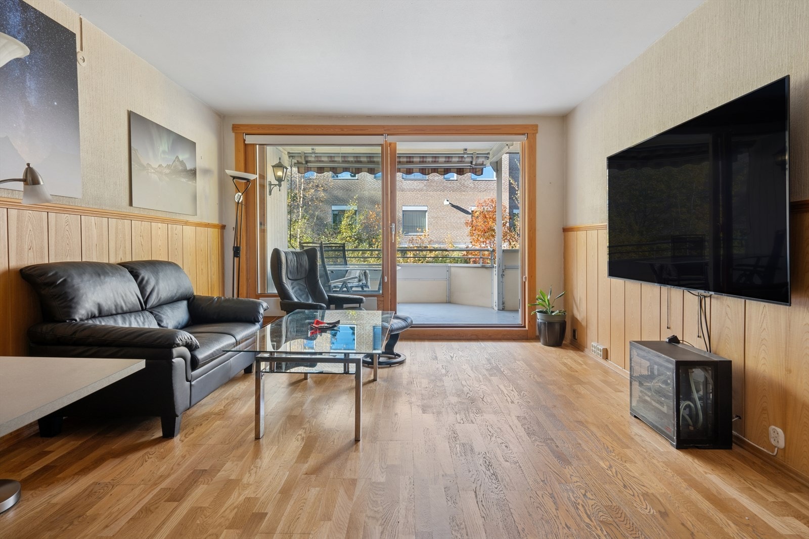 Lys og romslig stue med gode møbleringsmuligheter. Galleribilde