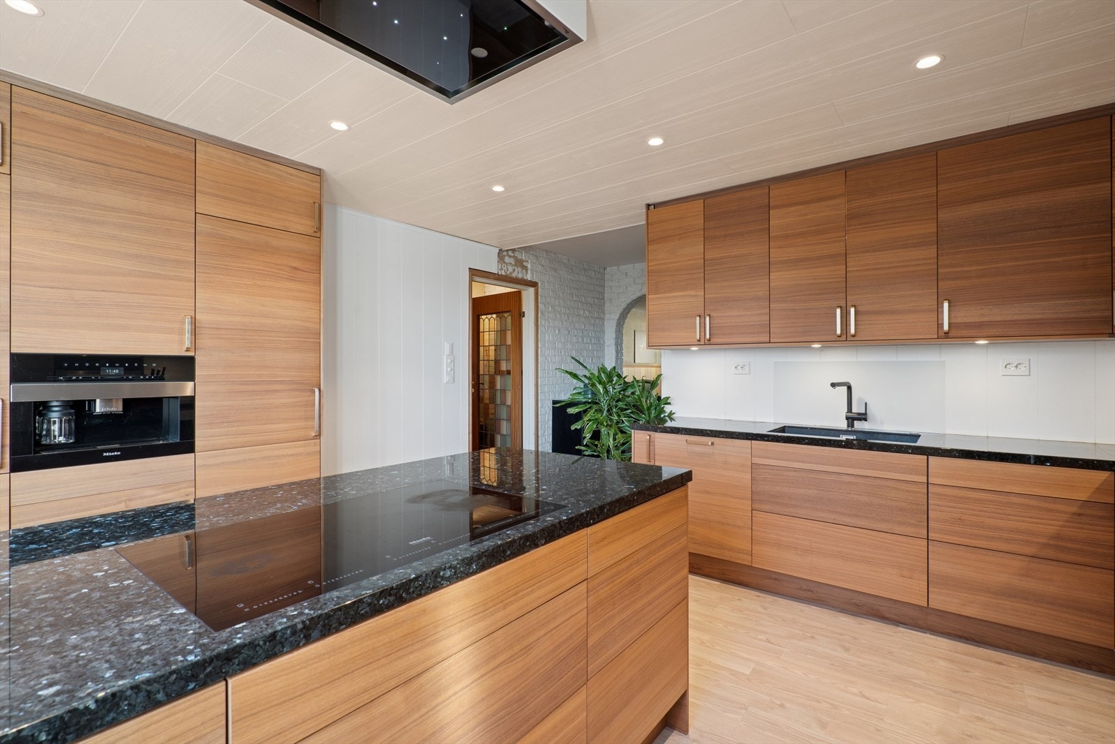 Det er montert glassplate på vegg bak oppvaskum og det er takmontert kjøkkenventilator med plasmafilter. Galleribilde