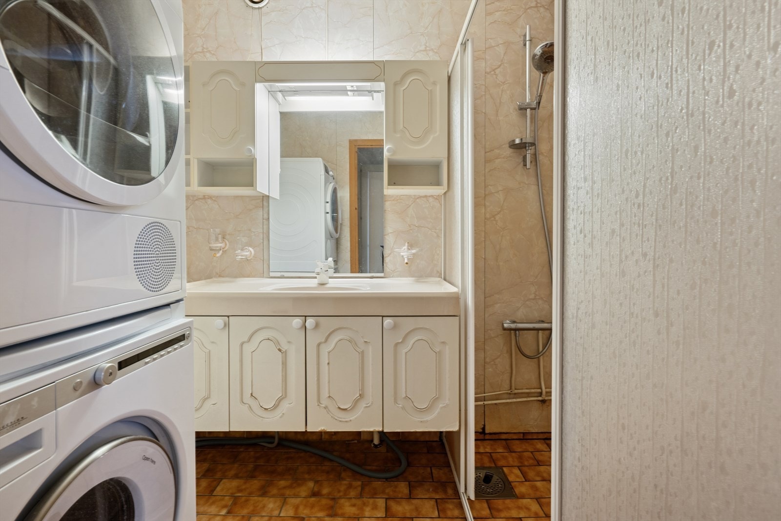 Bad med hovedkonstruksjoner som sluk, røropplegg og membran fra byggeår. Gulvet er belagt med fliser og veggene med våtromsplater. Galleribilde