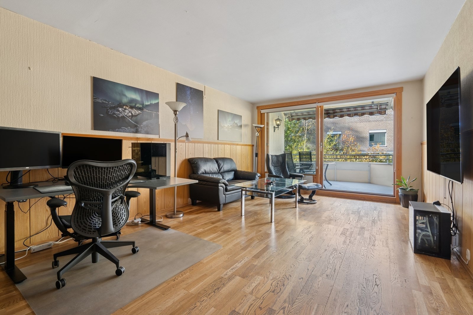 Rommet har store vindusflater som slipper inn rikelig med naturlig lys, og skaper en god atmosfære i leiligheten. Galleribilde