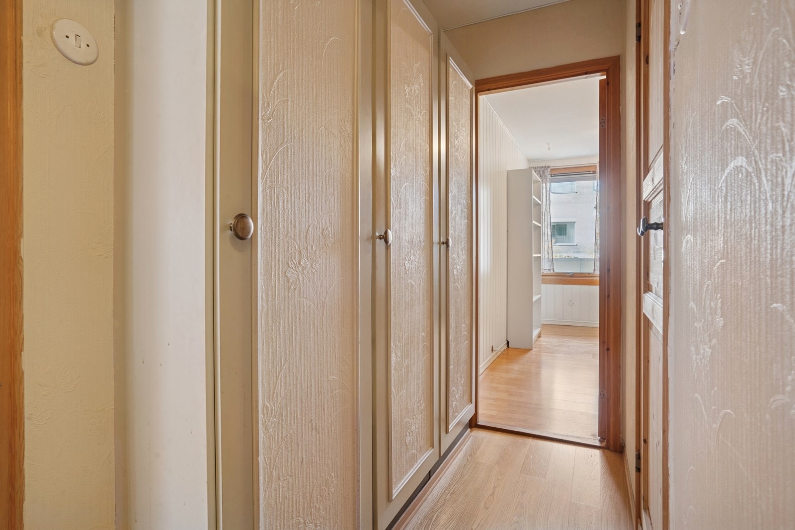 Det følger også med en innebygd garderobe i entreen som optimaliserer lagringsplassen. Galleribilde