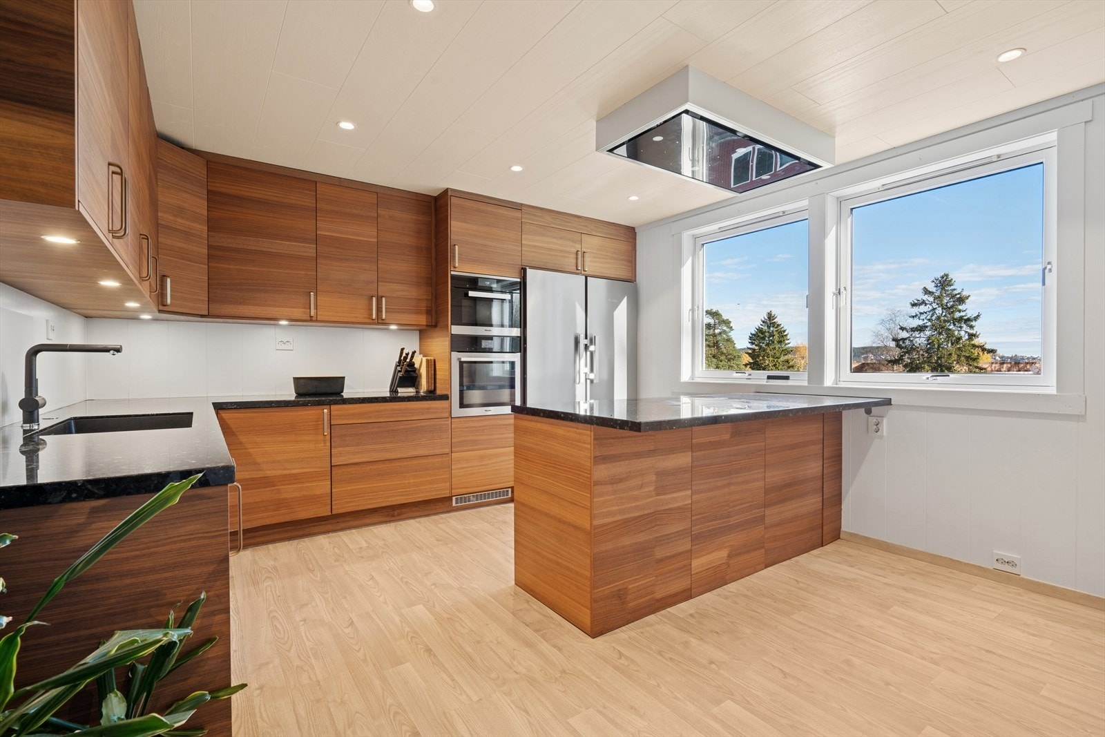 Kjøkkenet er funksjonelt utformet med gode arbeidsforhold og god skap- og benkeplass, som gjør det enkelt å tilberede hvert måltid. Galleribilde