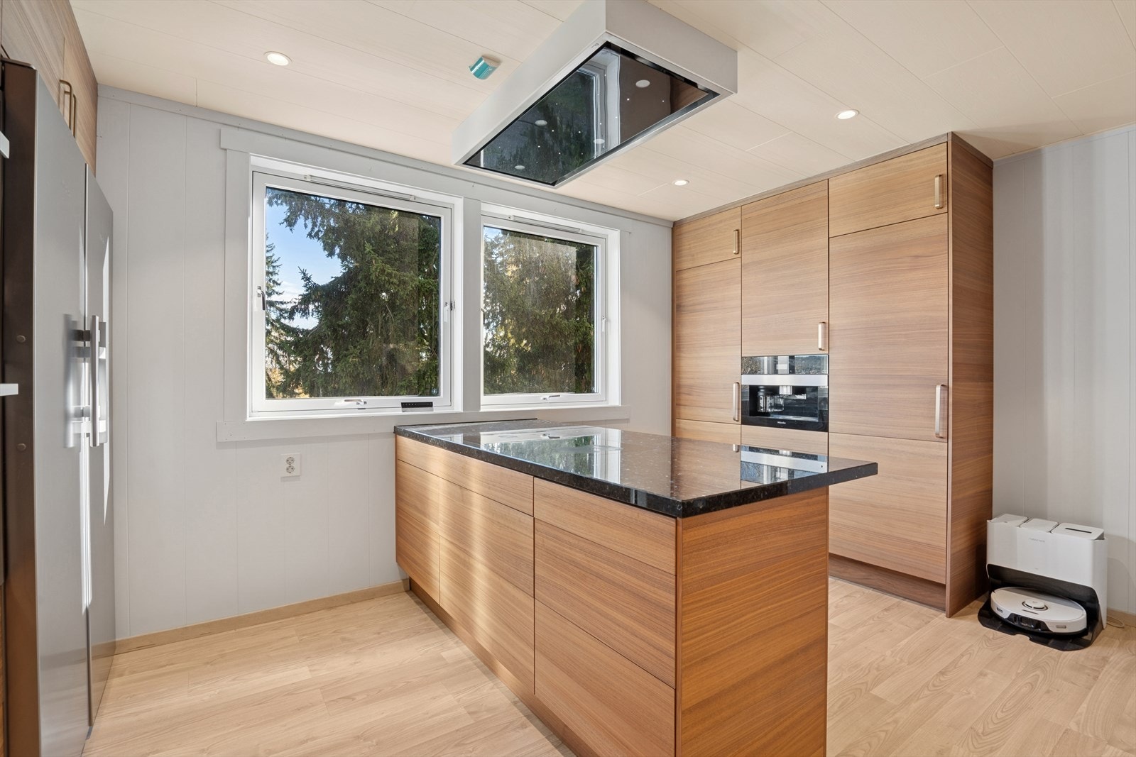 Hvitevarer som platetopp, vaskemaskin og fryser i den innvendige boden på balkongen medfølger i salget. Galleribilde