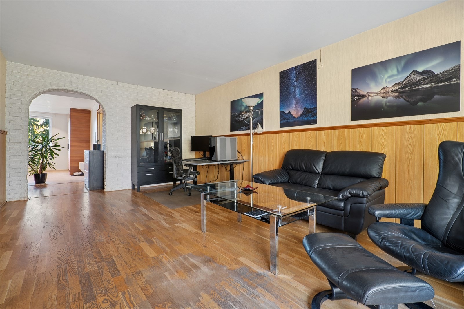 Her har du god plass til en sofagruppe, mediebenk, vitrineskap og annet ønskelig møblement. Galleribilde