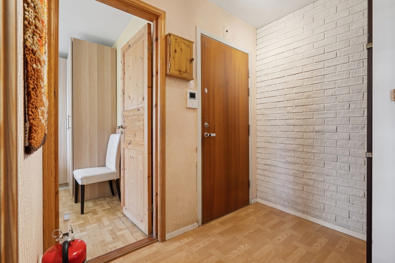 Du ønskes velkommen inn til en lys entre, med plass til å sette fra seg sko og henge fra seg yttertøy. Galleribilde