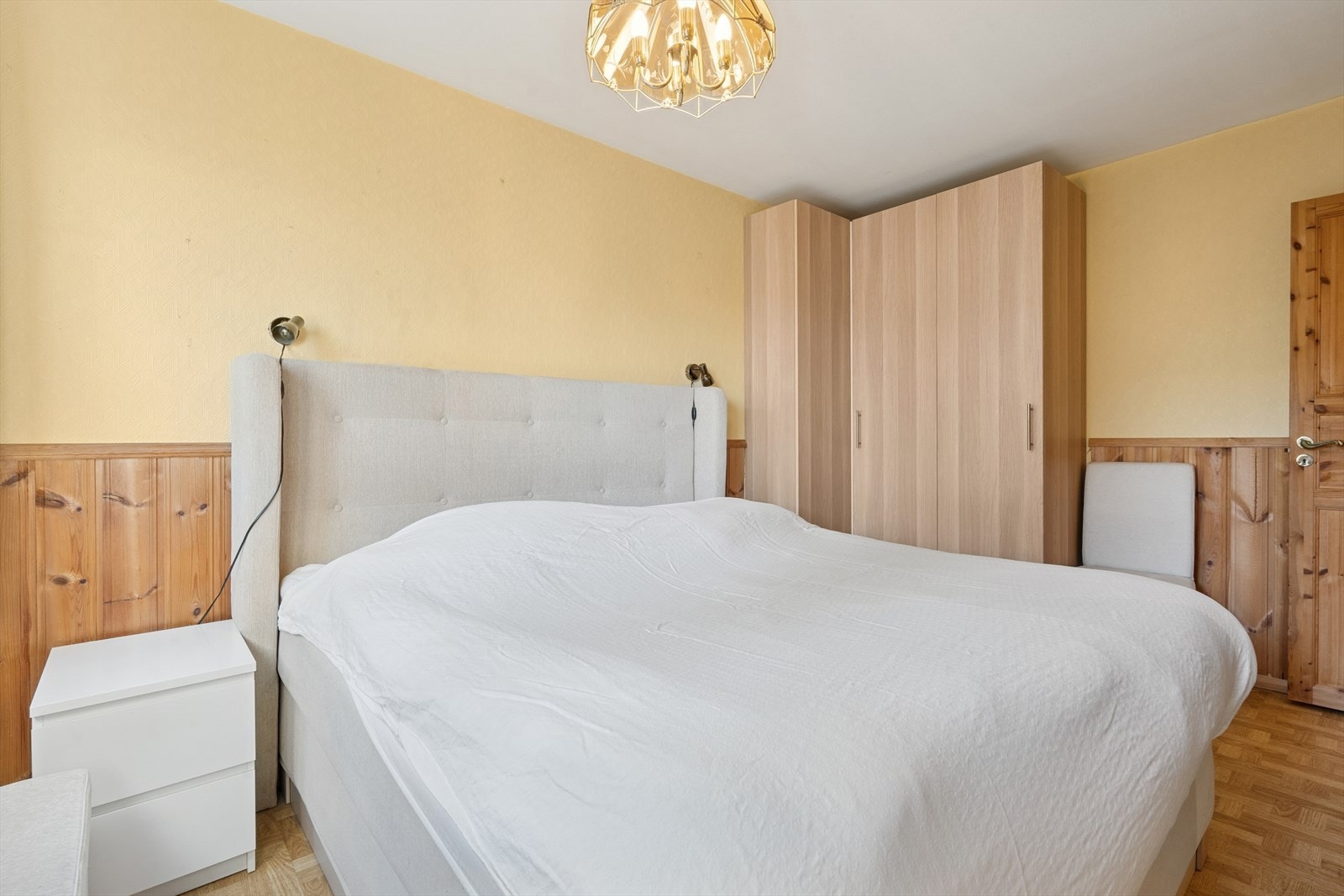 På hovedsoverommet er det plass til en dobbeltseng, nattbord på hver side og annet ønskelig møblement. Galleribilde