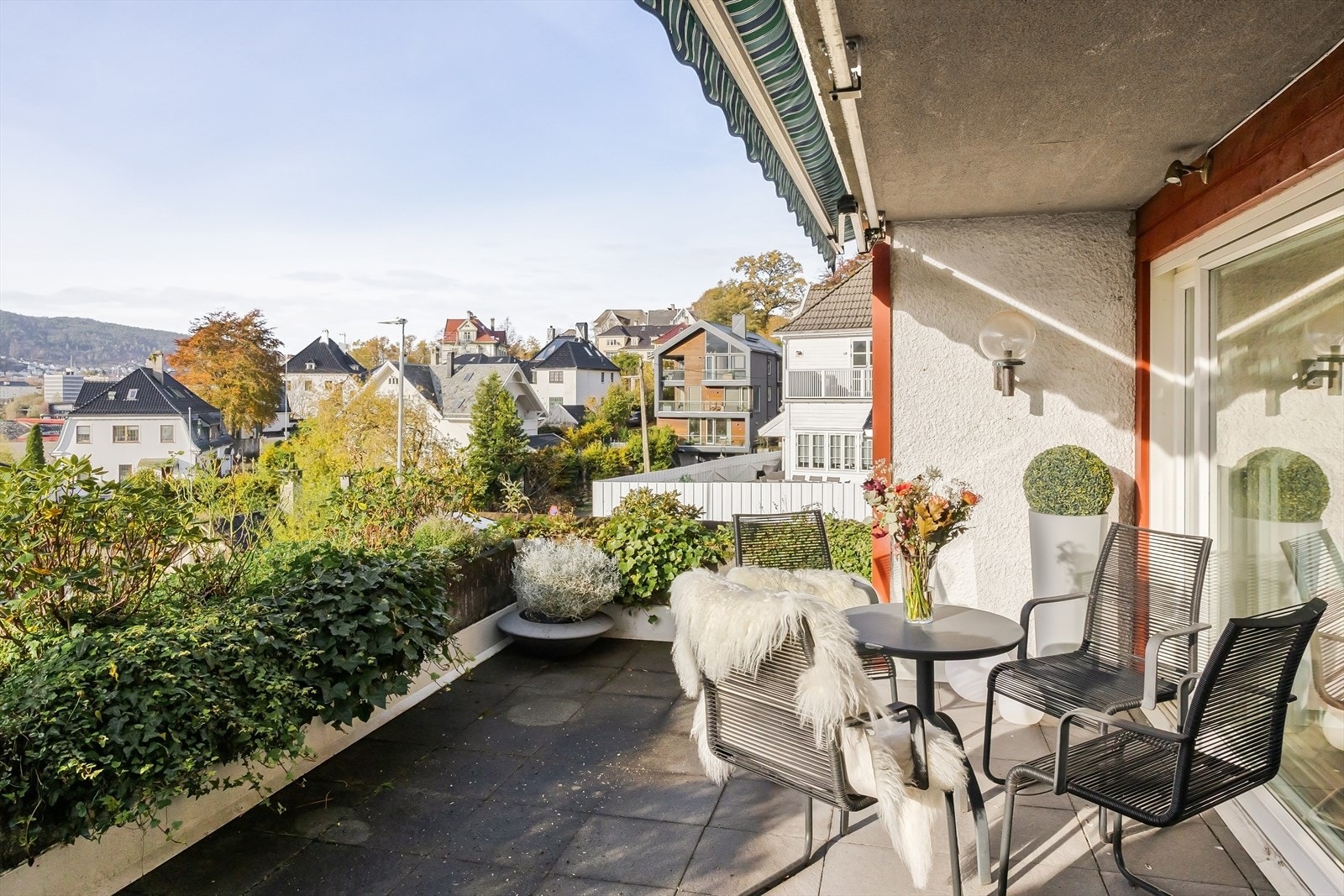 Herlig og stor usjenert terrasse. Galleribilde
