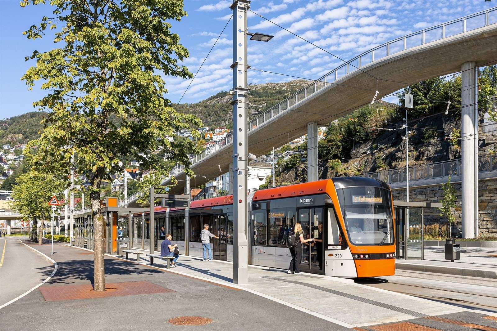 Bybanestoppet på Fløen ligger en kort spasertur fra leiligheten. Galleribilde