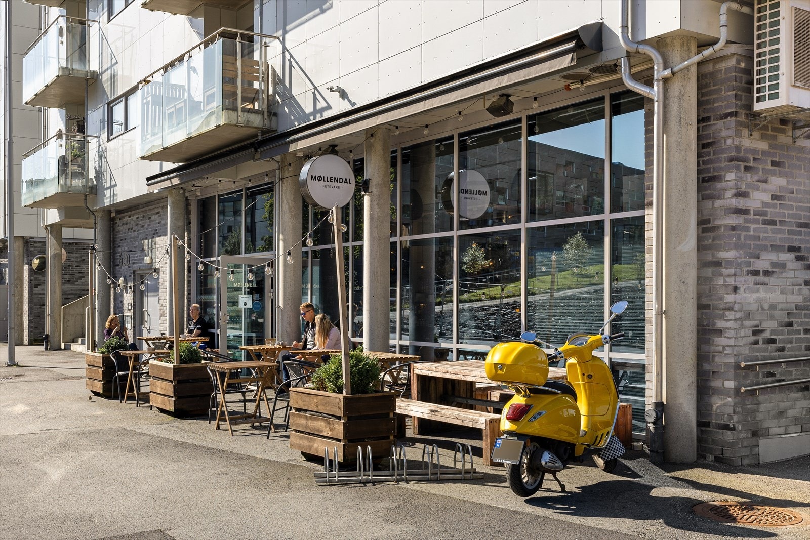 I Møllendalsveien finner du Fetevarebutikk, kafé og pizzarestaurant. Galleribilde