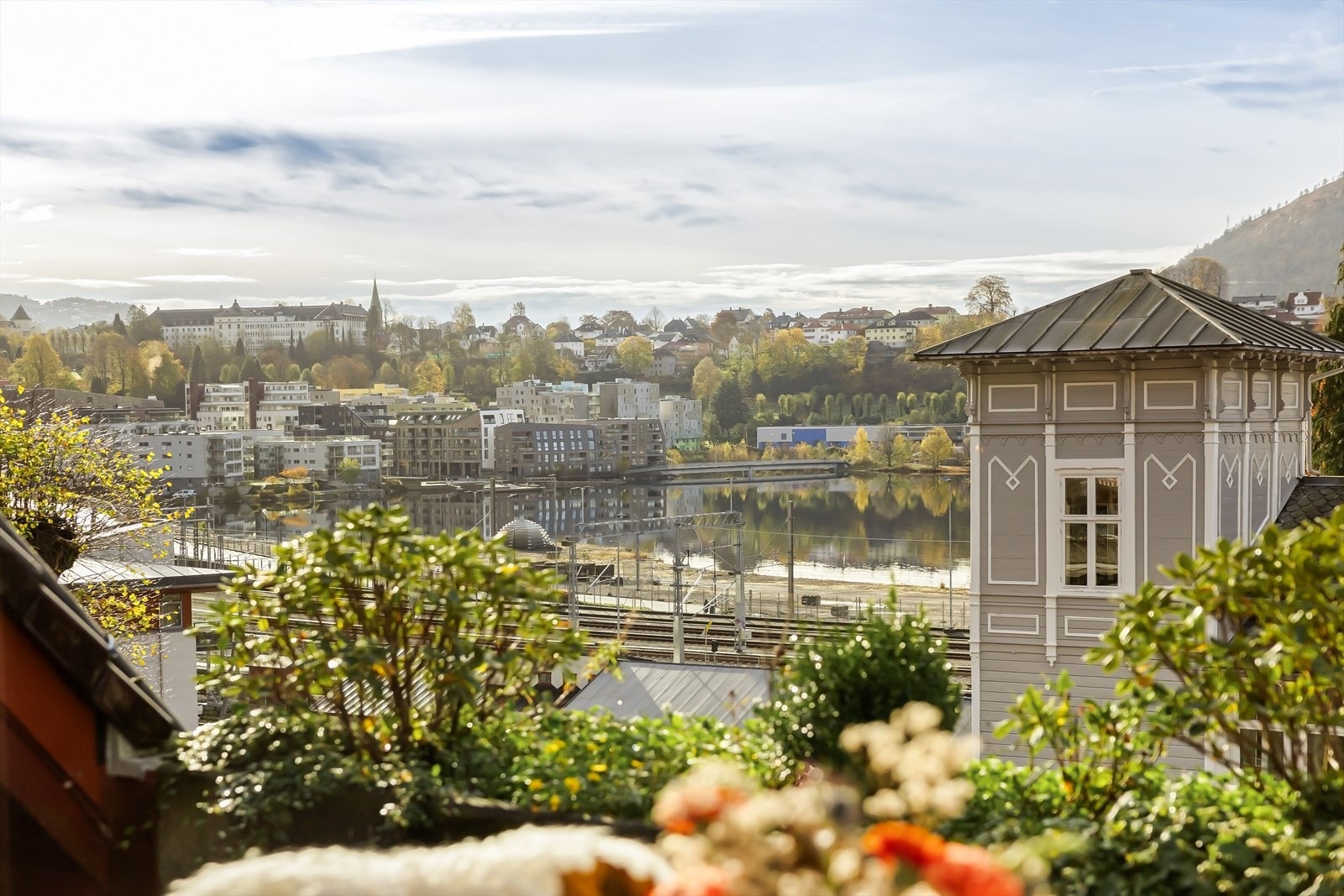 Utsikt fra terrassen mot Løvstakken, sentrum, Møllendal og Fløen. Fra leiligheten er det kort vei til sentrum gjennom parkområder som er anlagt med gang og sykkelvei. Galleribilde