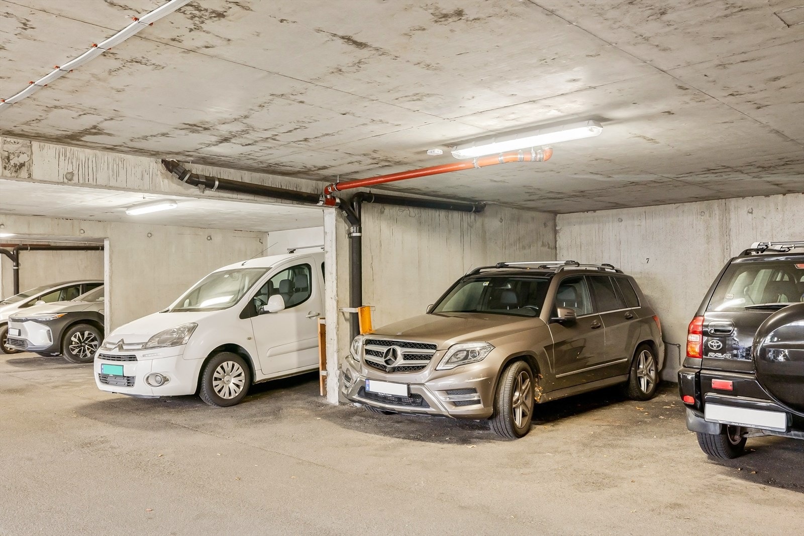 Fast garasjeplass i lukket felles garasjeanlegg. Mulighet for el-bil lader. Galleribilde