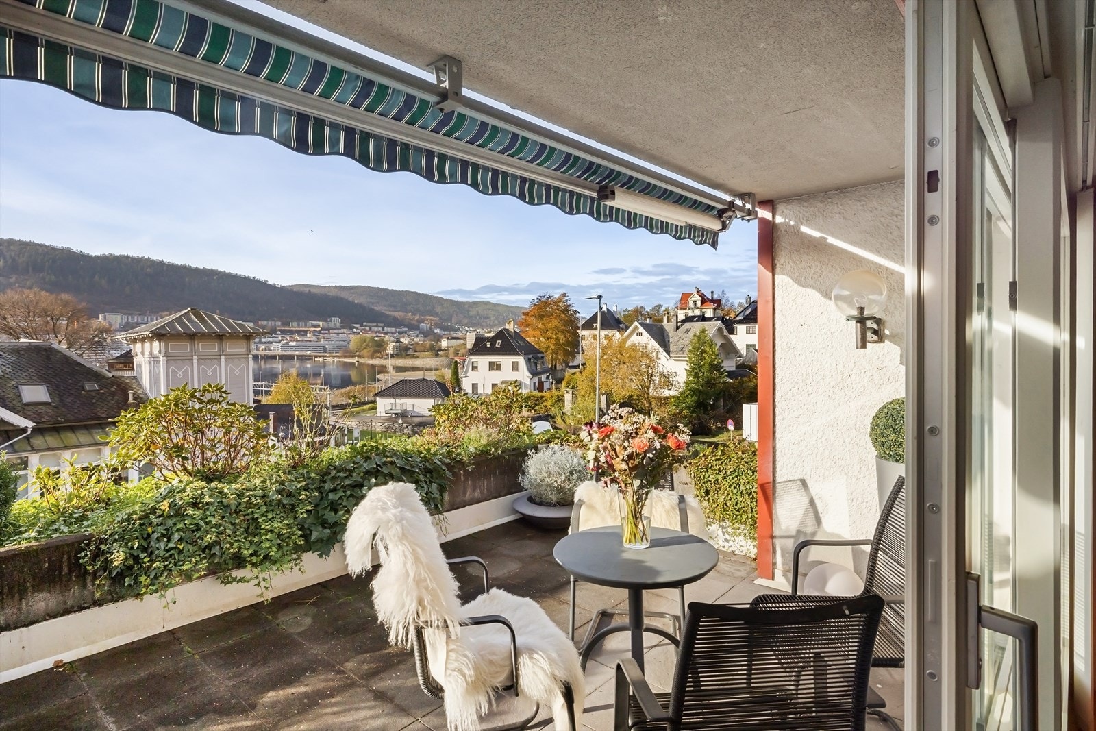 Terrassen utenfor stuen er på ca. 20 kvm, med gode solforhold og nydelig utsikt. Galleribilde