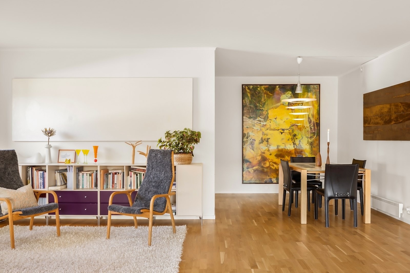 Stor stue som gjør det enkelt med innredning. Galleribilde