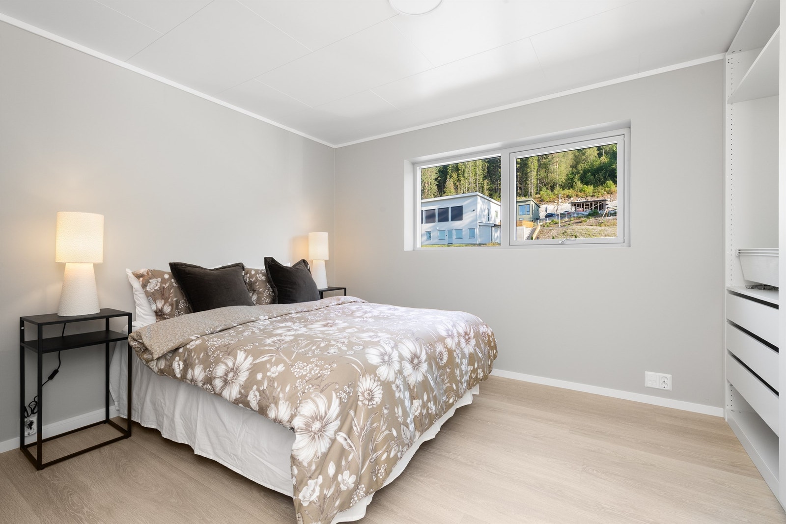 Hovedsoverom har god plass til garderobe Galleribilde