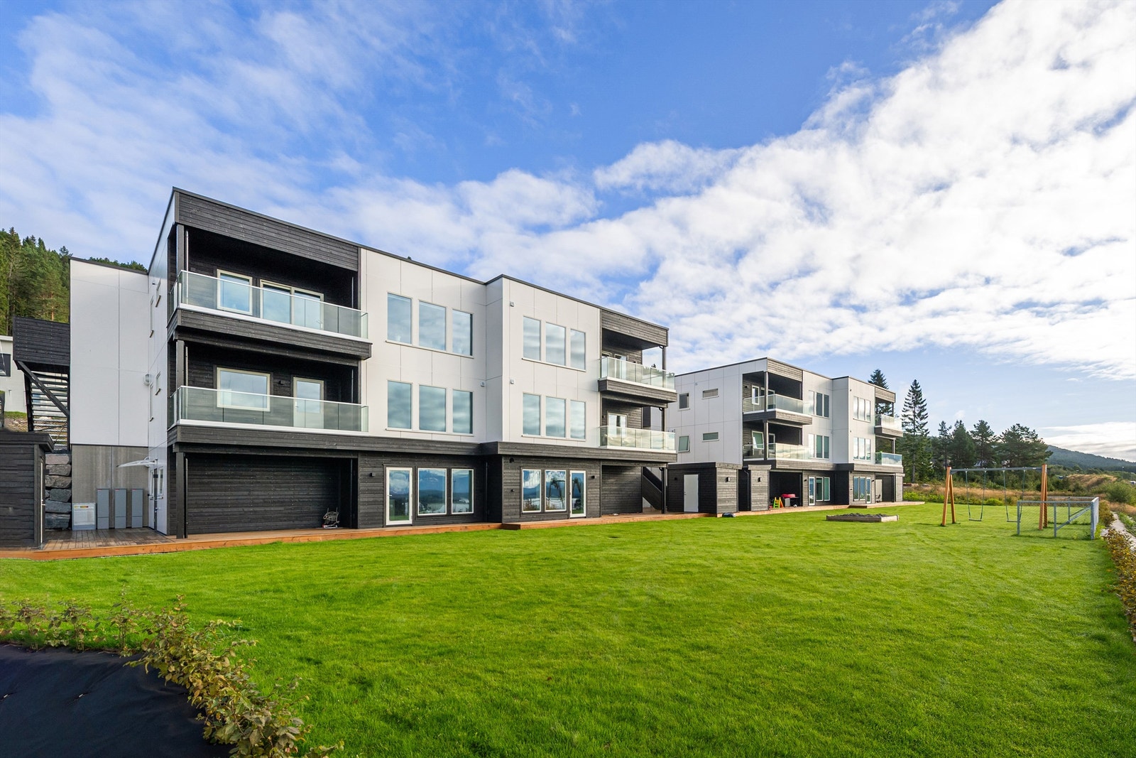 Leiligheten er beliggende i 2. etasje/øverste plan. Adkomst via utvendig trapp. Sameiet består av totalt 12 seksjoner fordelt på to bygg. Galleribilde