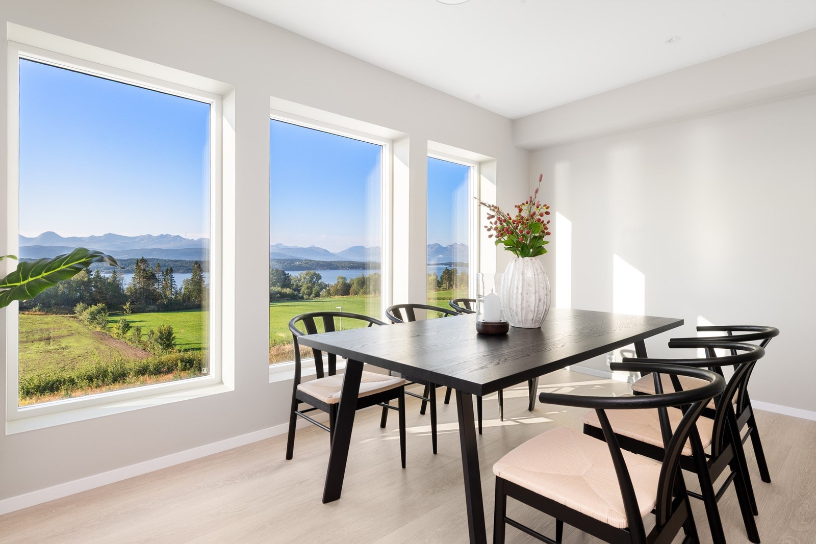 Eiendommen ligger fint til i etablert og barnevennlig boligområde i Årølia/Elgsåslia, ca 9 km øst for Molde sentrum Galleribilde